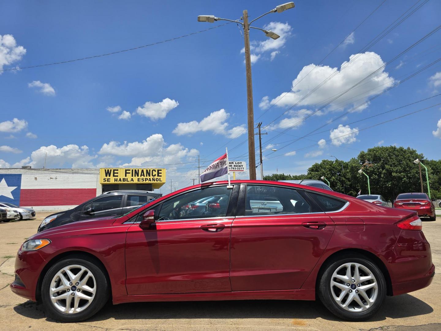 2015 RED Ford Fusion SE (3FA6P0H75FR) with an 2.5L L4 DOHC 16V engine, AUTO transmission, located at 2660 S.Garland Avenue, Garland, TX, 75041, (469) 298-3118, 32.885551, -96.655602 - Photo#9