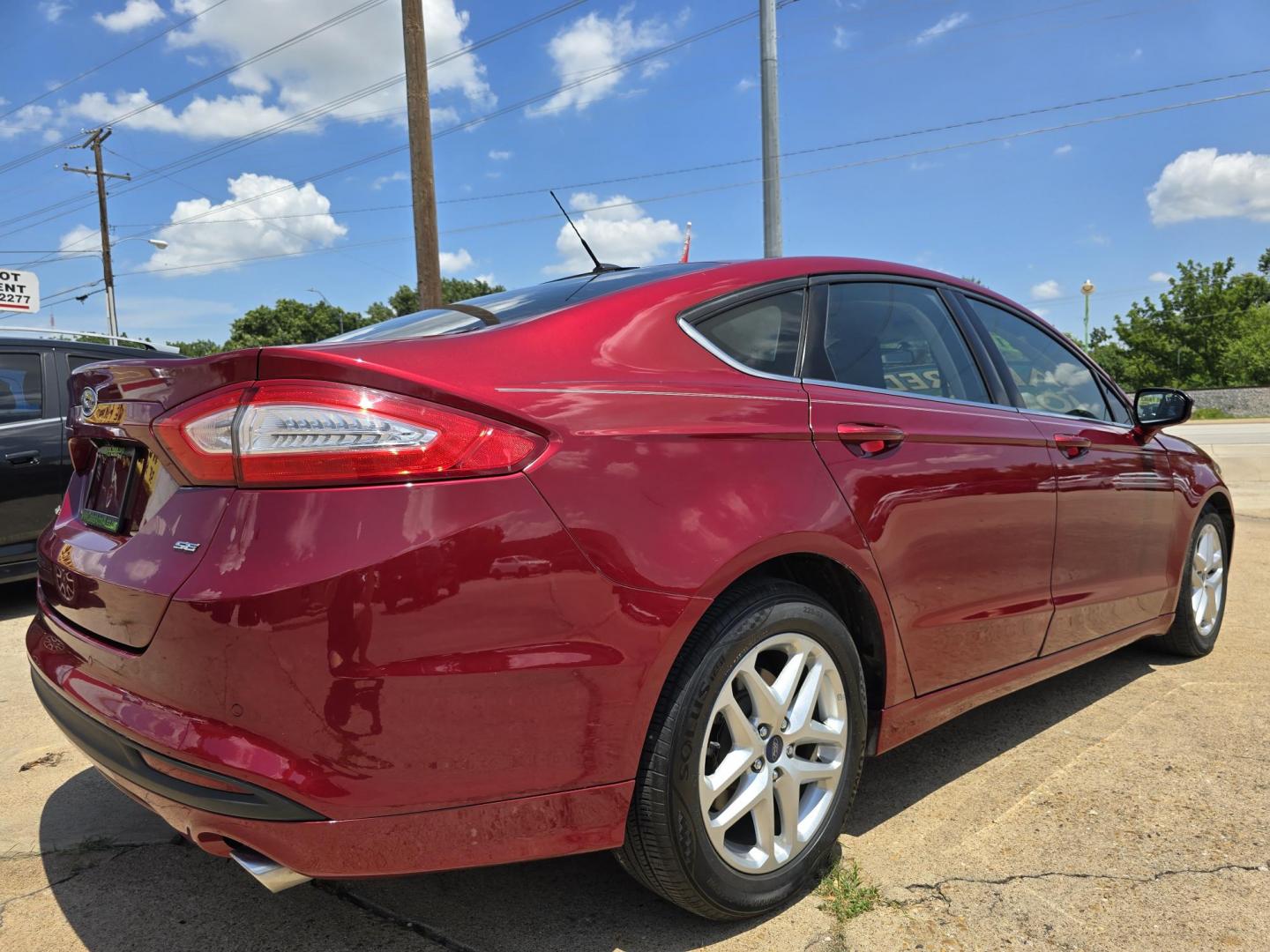 2015 RED Ford Fusion SE (3FA6P0H75FR) with an 2.5L L4 DOHC 16V engine, AUTO transmission, located at 2660 S.Garland Avenue, Garland, TX, 75041, (469) 298-3118, 32.885551, -96.655602 - Photo#6