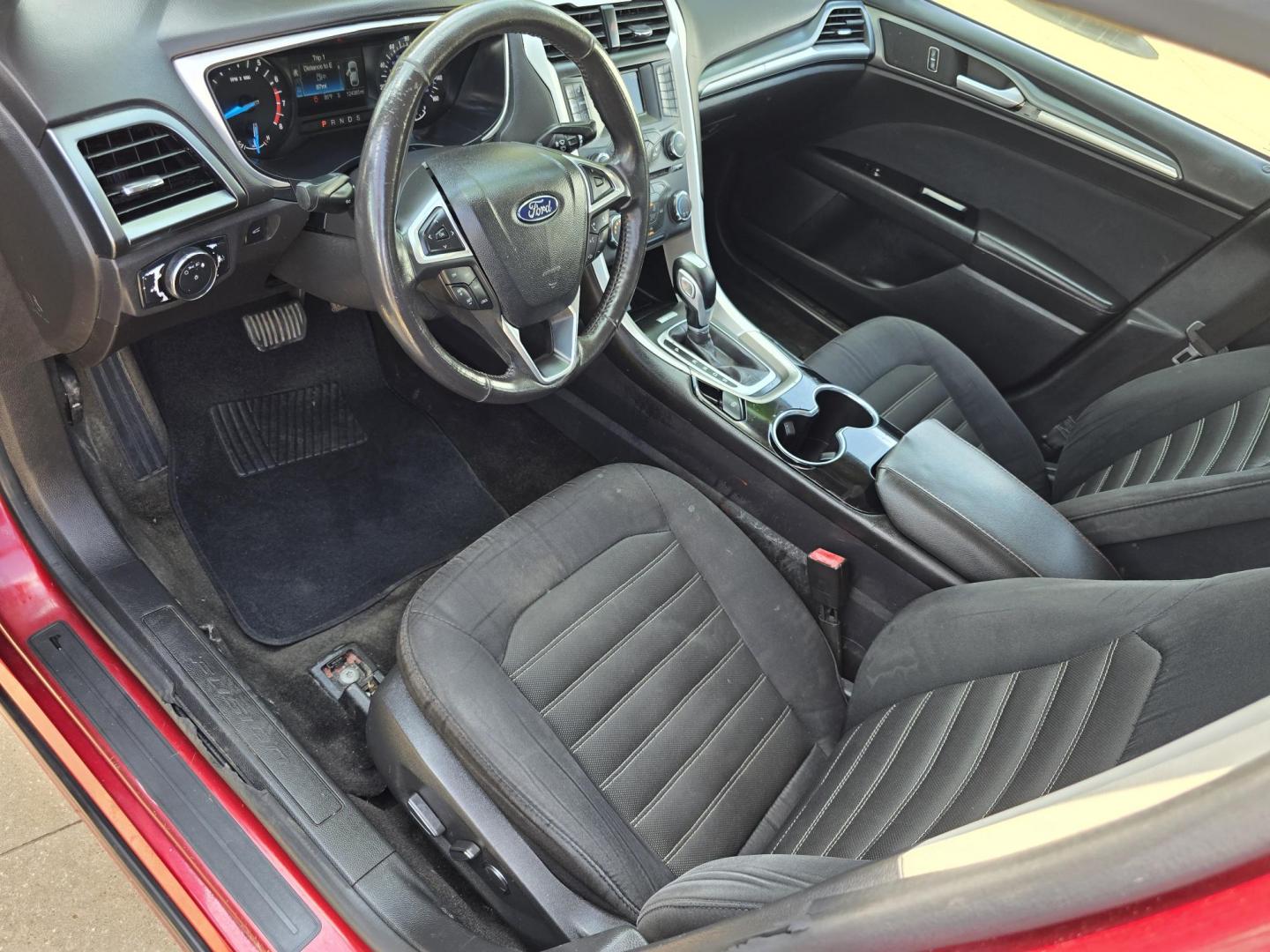 2015 RED Ford Fusion SE (3FA6P0H75FR) with an 2.5L L4 DOHC 16V engine, AUTO transmission, located at 2660 S.Garland Avenue, Garland, TX, 75041, (469) 298-3118, 32.885551, -96.655602 - Photo#13