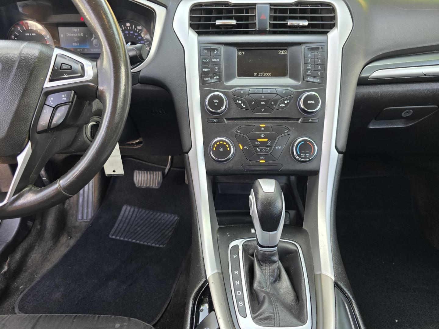 2015 RED Ford Fusion SE (3FA6P0H75FR) with an 2.5L L4 DOHC 16V engine, AUTO transmission, located at 2660 S.Garland Avenue, Garland, TX, 75041, (469) 298-3118, 32.885551, -96.655602 - Photo#16
