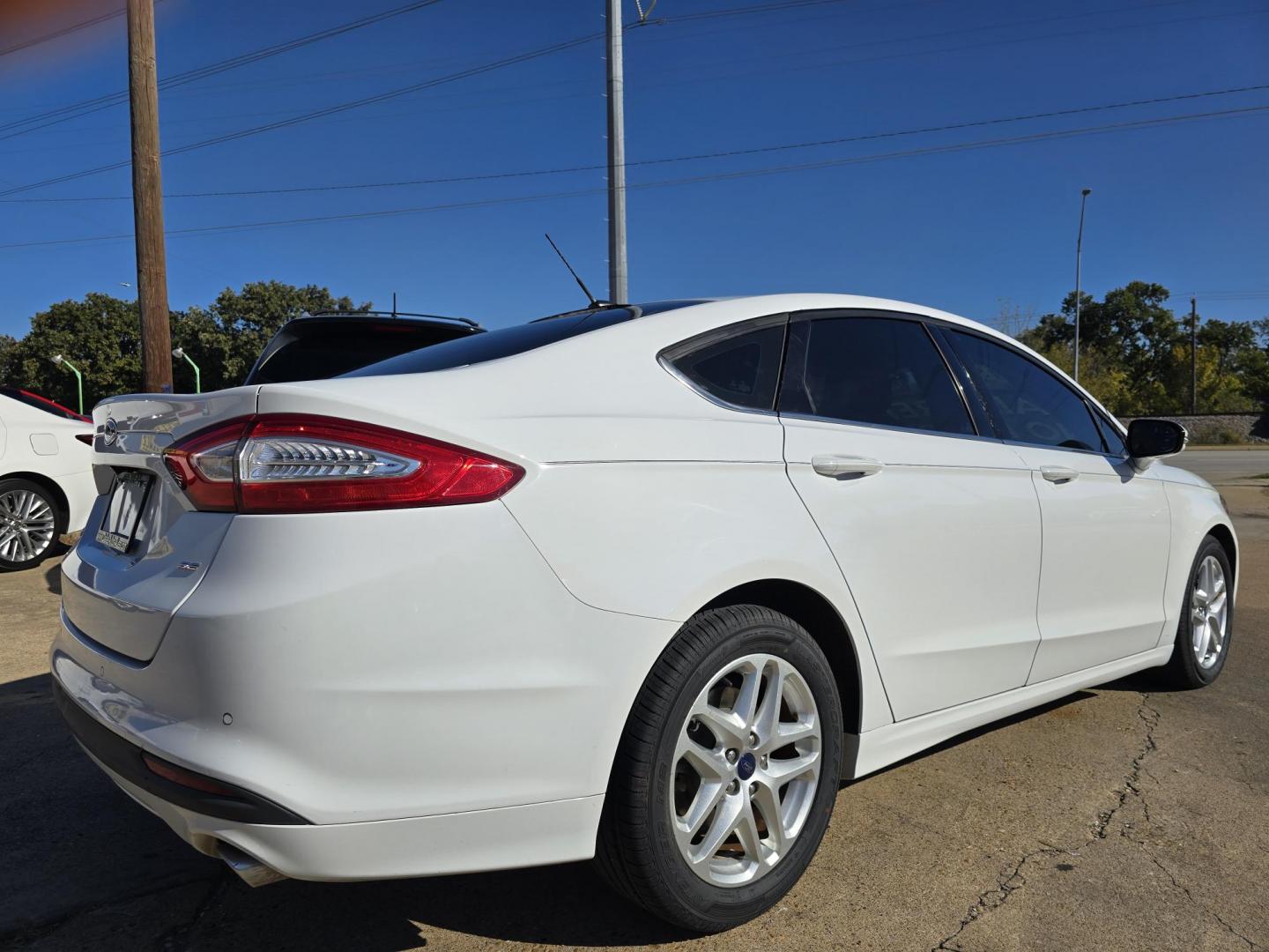 2015 WHITE Ford Fusion SE (3FA6P0H76FR) with an 2.5L L4 DOHC 16V engine, AUTO transmission, located at 2660 S.Garland Avenue, Garland, TX, 75041, (469) 298-3118, 32.885551, -96.655602 - Photo#3