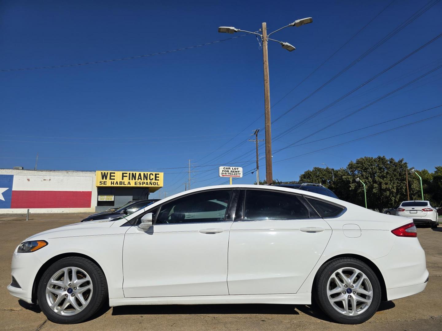 2015 WHITE Ford Fusion SE (3FA6P0H76FR) with an 2.5L L4 DOHC 16V engine, AUTO transmission, located at 2660 S.Garland Avenue, Garland, TX, 75041, (469) 298-3118, 32.885551, -96.655602 - Photo#5
