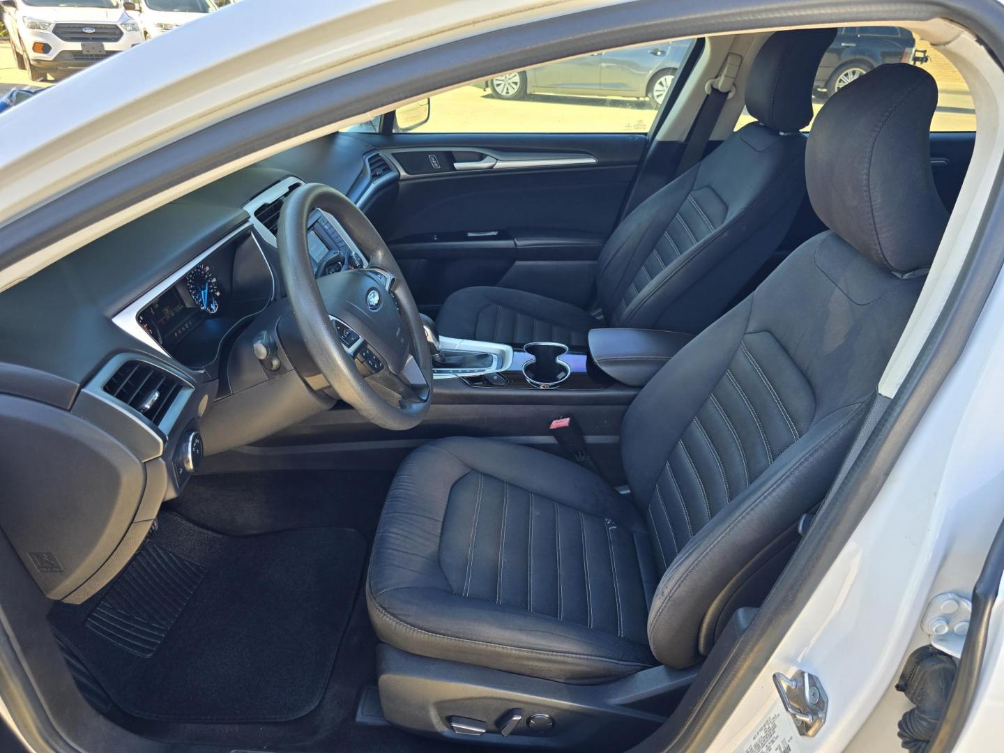 2015 WHITE Ford Fusion SE (3FA6P0H76FR) with an 2.5L L4 DOHC 16V engine, AUTO transmission, located at 2660 S.Garland Avenue, Garland, TX, 75041, (469) 298-3118, 32.885551, -96.655602 - Photo#10