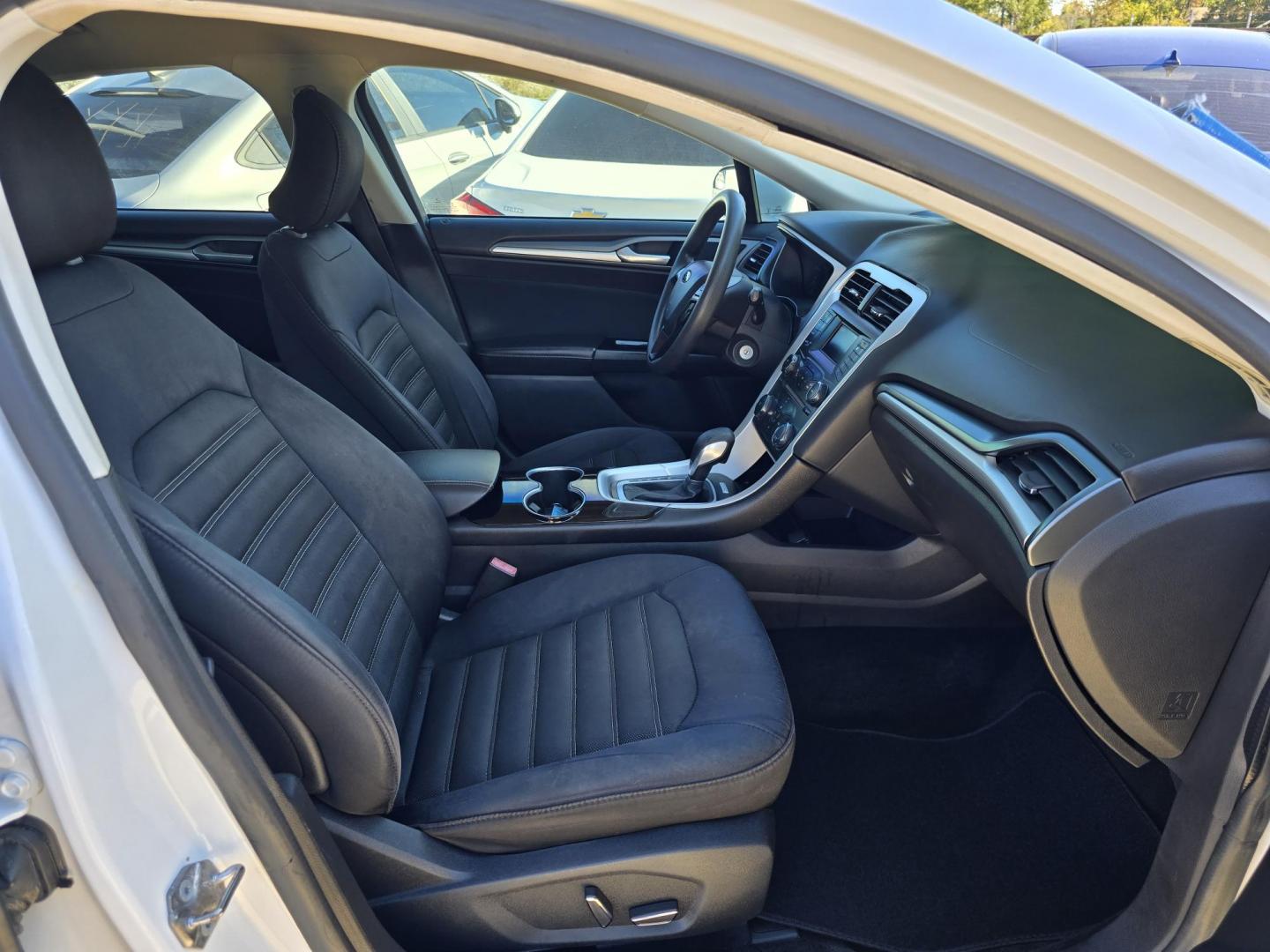 2015 WHITE Ford Fusion SE (3FA6P0H76FR) with an 2.5L L4 DOHC 16V engine, AUTO transmission, located at 2660 S.Garland Avenue, Garland, TX, 75041, (469) 298-3118, 32.885551, -96.655602 - Photo#16