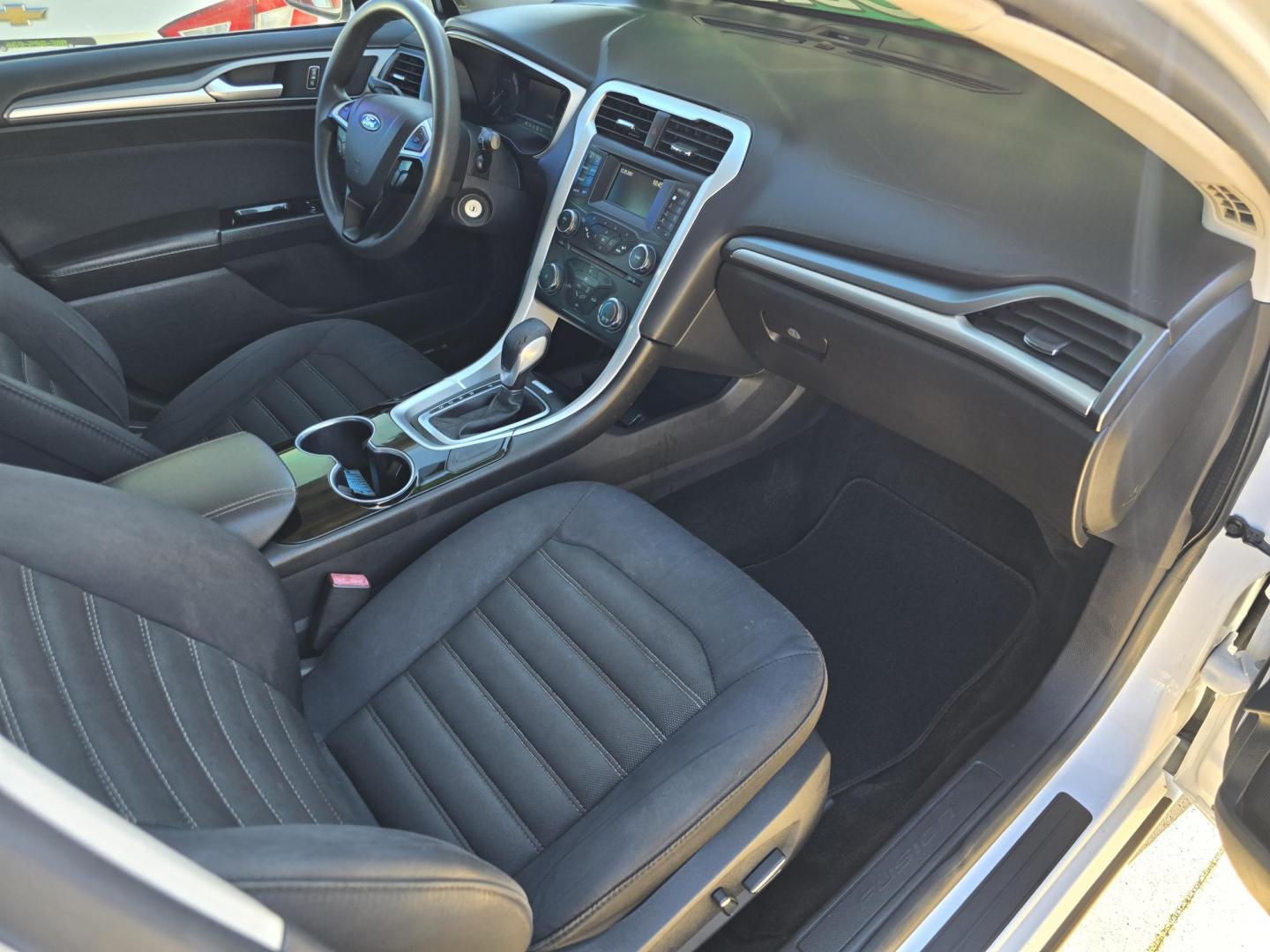 2015 WHITE Ford Fusion SE (3FA6P0H76FR) with an 2.5L L4 DOHC 16V engine, AUTO transmission, located at 2660 S.Garland Avenue, Garland, TX, 75041, (469) 298-3118, 32.885551, -96.655602 - Photo#17