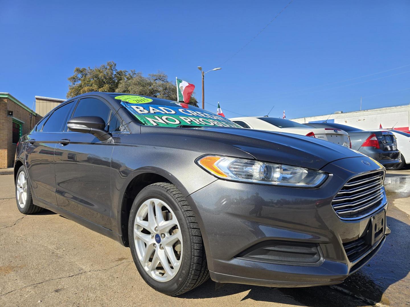 2015 GRAY Ford Fusion SE (3FA6P0H71FR) with an 2.5L L4 DOHC 16V engine, AUTO transmission, located at 2660 S.Garland Avenue, Garland, TX, 75041, (469) 298-3118, 32.885551, -96.655602 - Photo#1