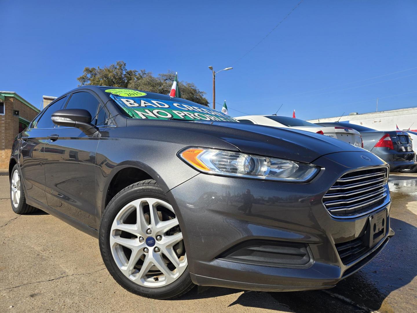 2015 GRAY Ford Fusion SE (3FA6P0H71FR) with an 2.5L L4 DOHC 16V engine, AUTO transmission, located at 2660 S.Garland Avenue, Garland, TX, 75041, (469) 298-3118, 32.885551, -96.655602 - Photo#0
