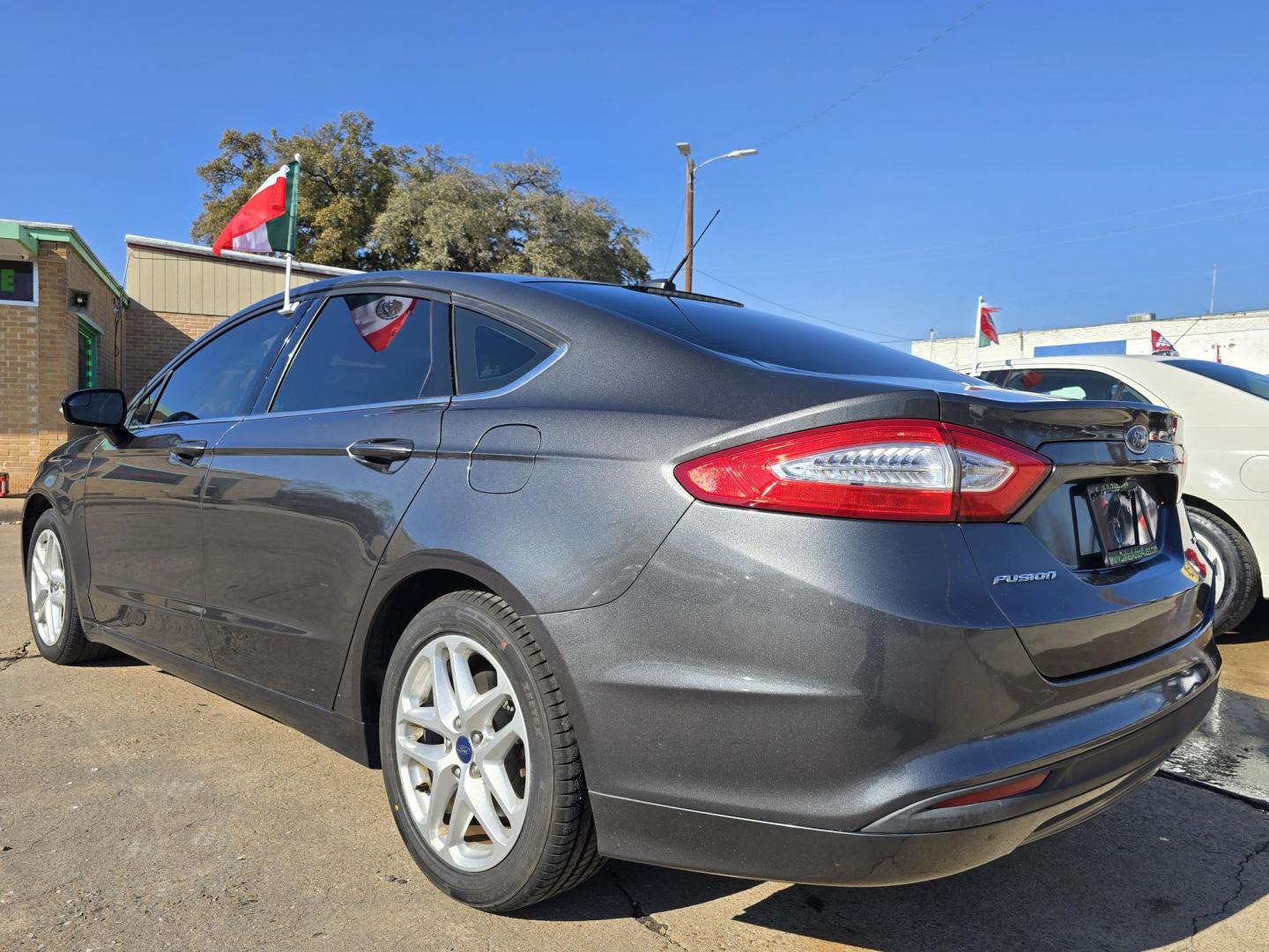 2015 GRAY Ford Fusion SE (3FA6P0H71FR) with an 2.5L L4 DOHC 16V engine, AUTO transmission, located at 2660 S.Garland Avenue, Garland, TX, 75041, (469) 298-3118, 32.885551, -96.655602 - Photo#5