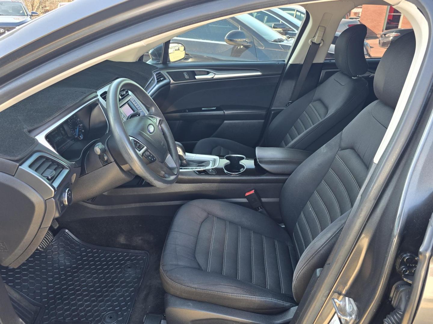 2015 GRAY Ford Fusion SE (3FA6P0H71FR) with an 2.5L L4 DOHC 16V engine, AUTO transmission, located at 2660 S.Garland Avenue, Garland, TX, 75041, (469) 298-3118, 32.885551, -96.655602 - Photo#11