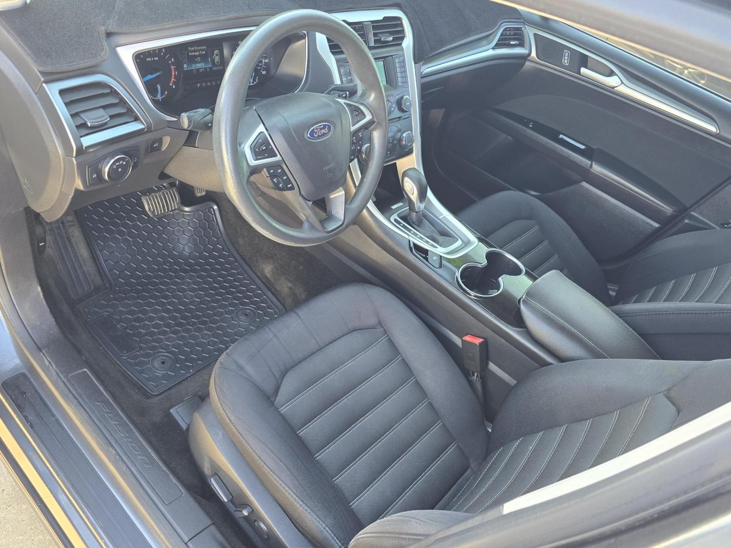 2015 GRAY Ford Fusion SE (3FA6P0H71FR) with an 2.5L L4 DOHC 16V engine, AUTO transmission, located at 2660 S.Garland Avenue, Garland, TX, 75041, (469) 298-3118, 32.885551, -96.655602 - Photo#10