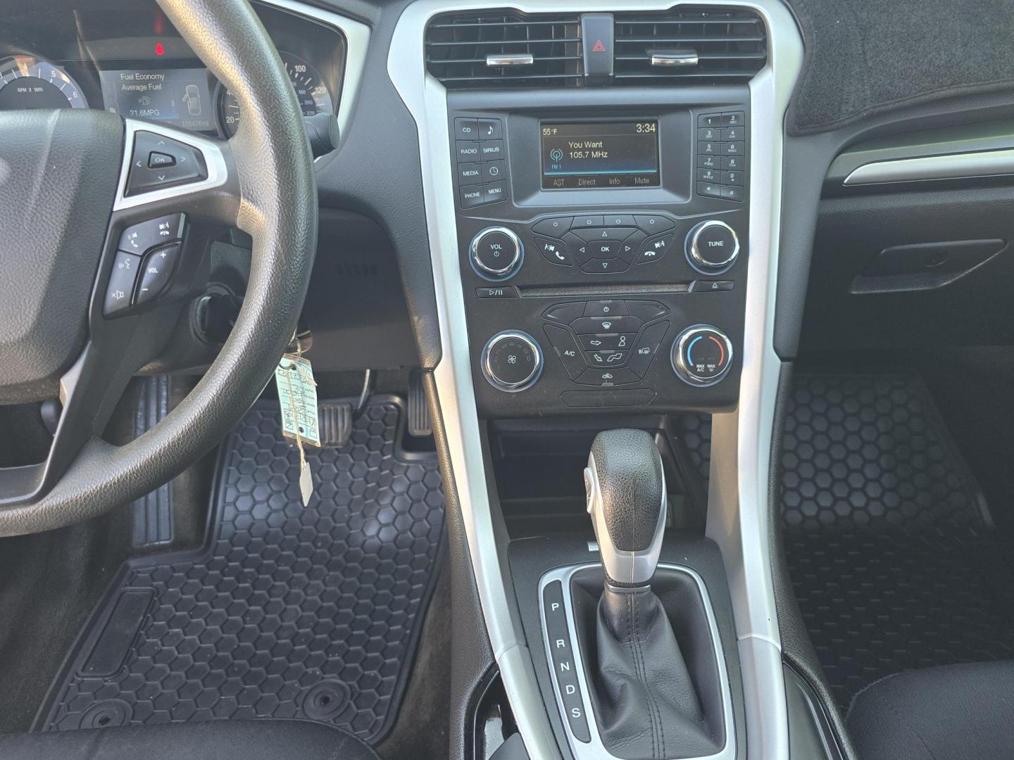 2015 GRAY Ford Fusion SE (3FA6P0H71FR) with an 2.5L L4 DOHC 16V engine, AUTO transmission, located at 2660 S.Garland Avenue, Garland, TX, 75041, (469) 298-3118, 32.885551, -96.655602 - Photo#13