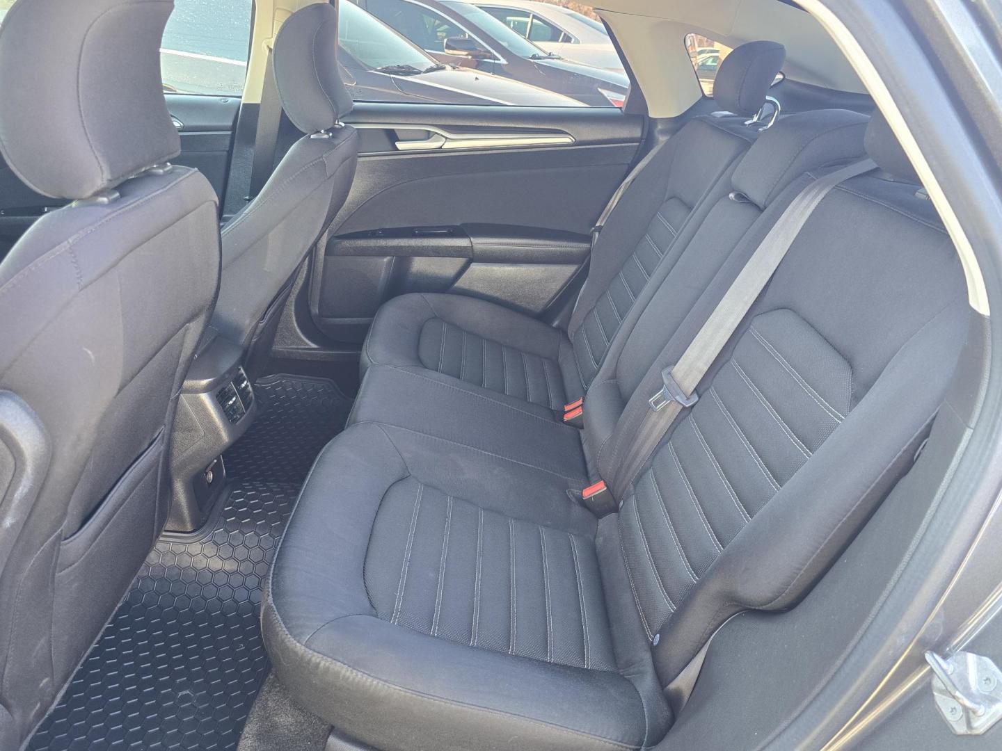 2015 GRAY Ford Fusion SE (3FA6P0H71FR) with an 2.5L L4 DOHC 16V engine, AUTO transmission, located at 2660 S.Garland Avenue, Garland, TX, 75041, (469) 298-3118, 32.885551, -96.655602 - Photo#15