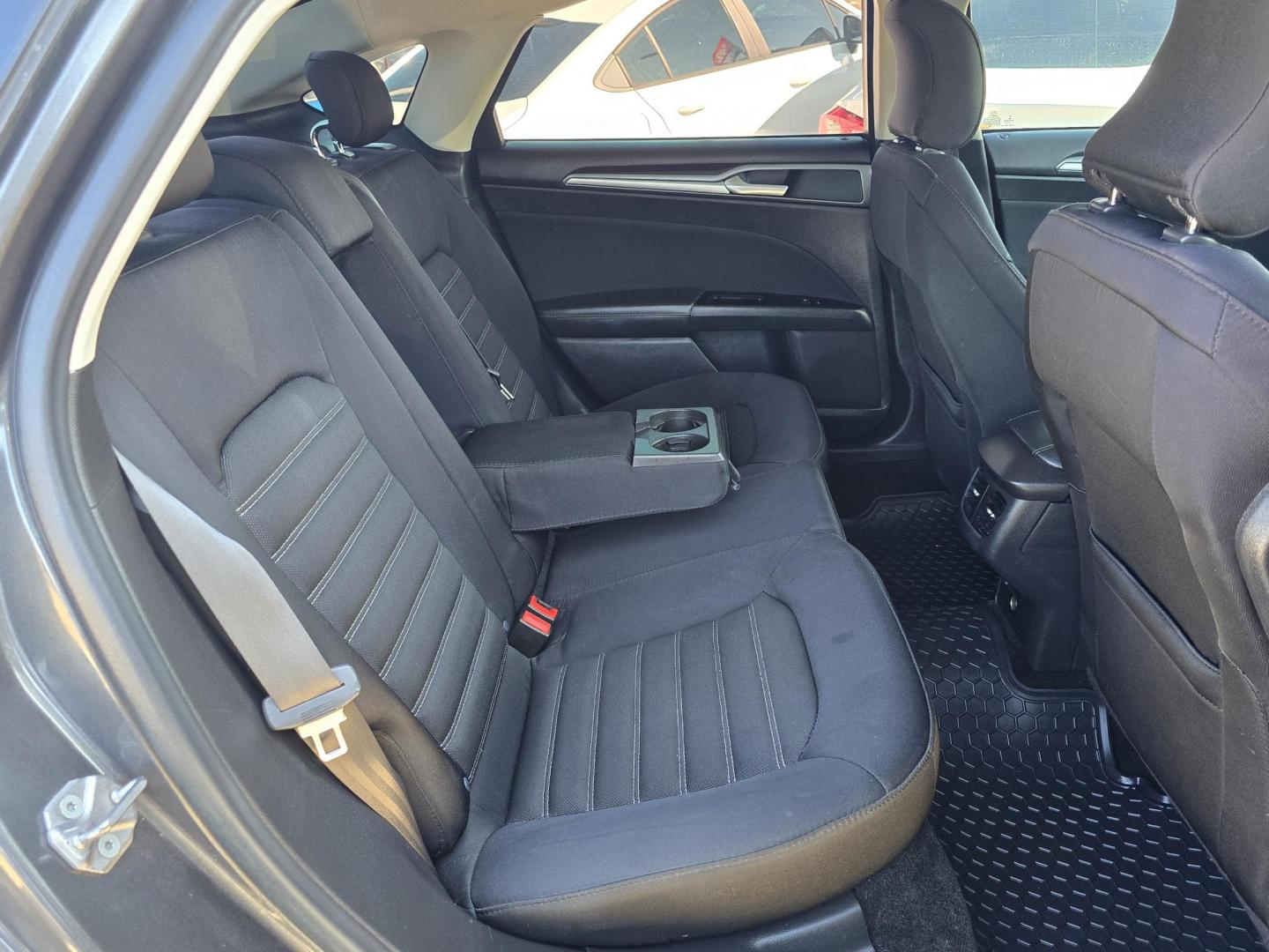 2015 GRAY Ford Fusion SE (3FA6P0H71FR) with an 2.5L L4 DOHC 16V engine, AUTO transmission, located at 2660 S.Garland Avenue, Garland, TX, 75041, (469) 298-3118, 32.885551, -96.655602 - Photo#16