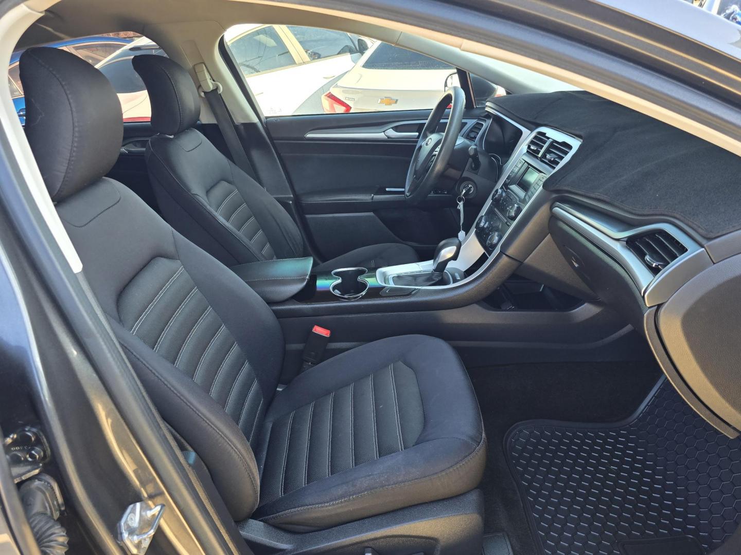 2015 GRAY Ford Fusion SE (3FA6P0H71FR) with an 2.5L L4 DOHC 16V engine, AUTO transmission, located at 2660 S.Garland Avenue, Garland, TX, 75041, (469) 298-3118, 32.885551, -96.655602 - Photo#17