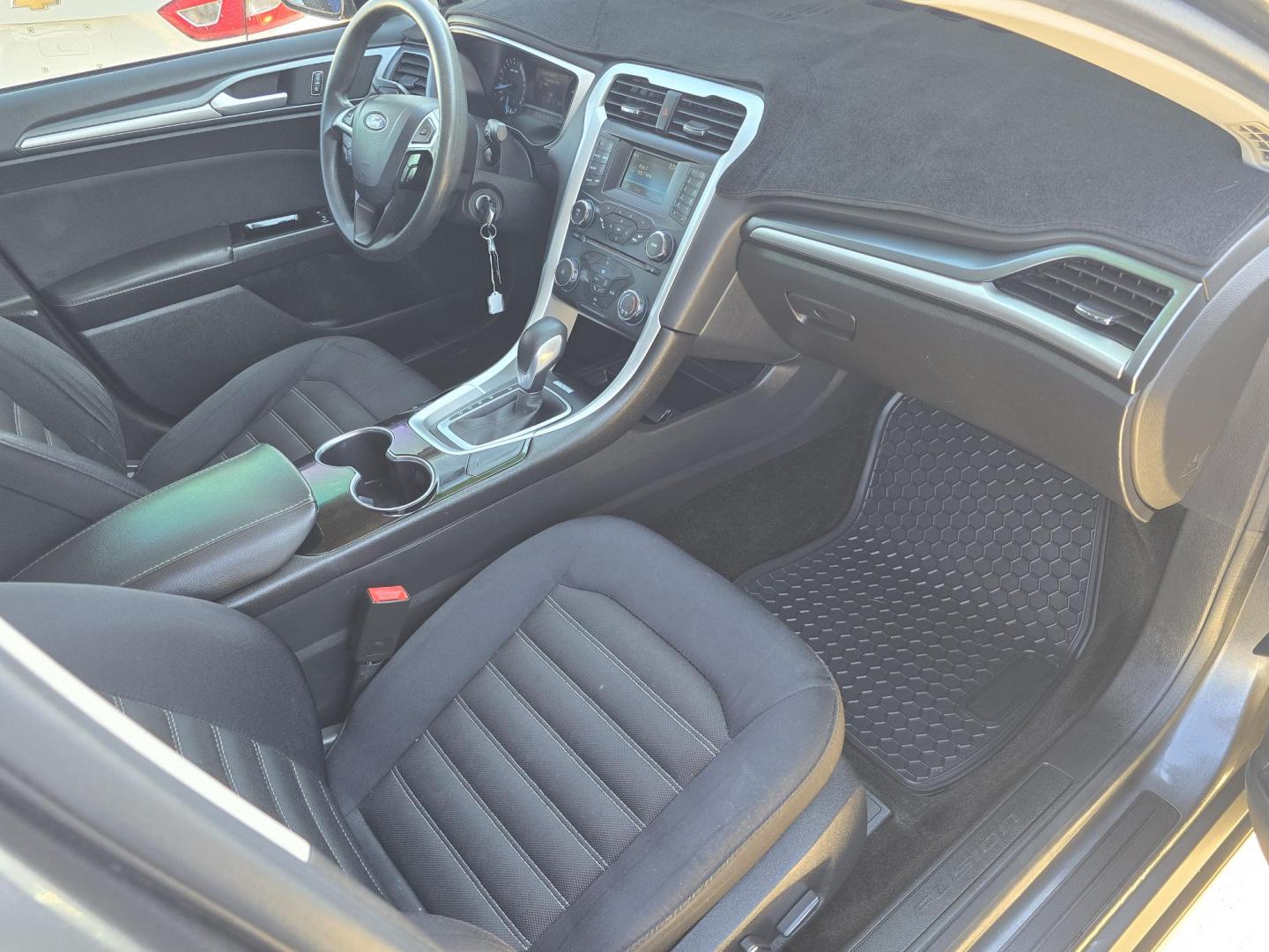 2015 GRAY Ford Fusion SE (3FA6P0H71FR) with an 2.5L L4 DOHC 16V engine, AUTO transmission, located at 2660 S.Garland Avenue, Garland, TX, 75041, (469) 298-3118, 32.885551, -96.655602 - Photo#18