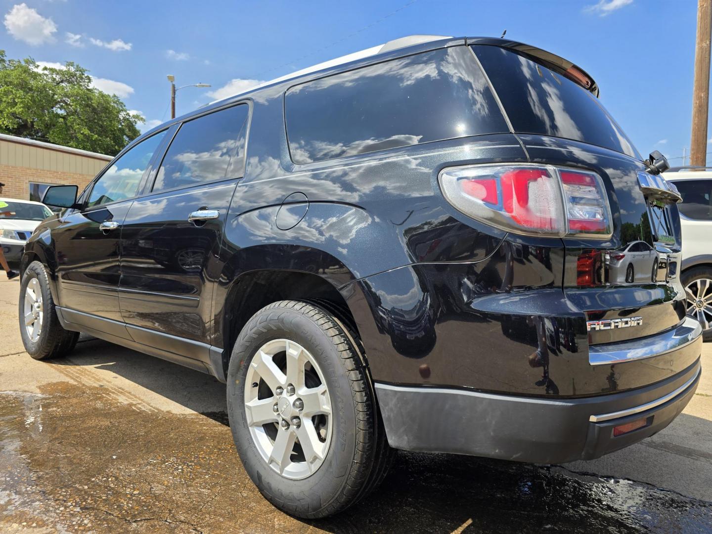 2015 BLACK GMC Acadia SLE-2 (1GKKVPKD1FJ) with an 3.6L V6 DOHC 24V engine, 6-Speed Automatic transmission, located at 2660 S.Garland Avenue, Garland, TX, 75041, (469) 298-3118, 32.885551, -96.655602 - Photo#4