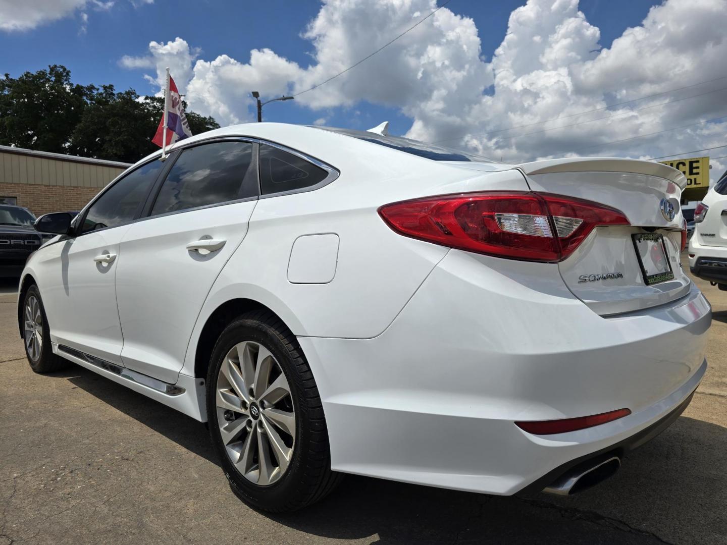 2015 DIAMOND WHITE /GRAY Hyundai Sonata Sport (5NPE34AF1FH) with an 2.4L L4 DOHC 16V engine, 6-Speed Automatic transmission, located at 2660 S.Garland Avenue, Garland, TX, 75041, (469) 298-3118, 32.885551, -96.655602 - Photo#5