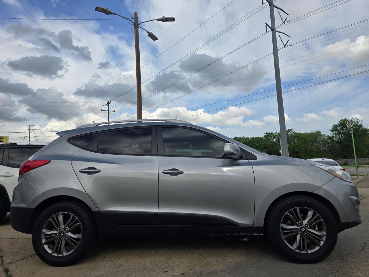 2015 GRAY Hyundai Tucson GLS (KM8JU3AG9FU) with an 2.4L L4 DOHC 16V engine, 6-Speed Automatic transmission, located at 2660 S.Garland Avenue, Garland, TX, 75041, (469) 298-3118, 32.885551, -96.655602 - Photo#2