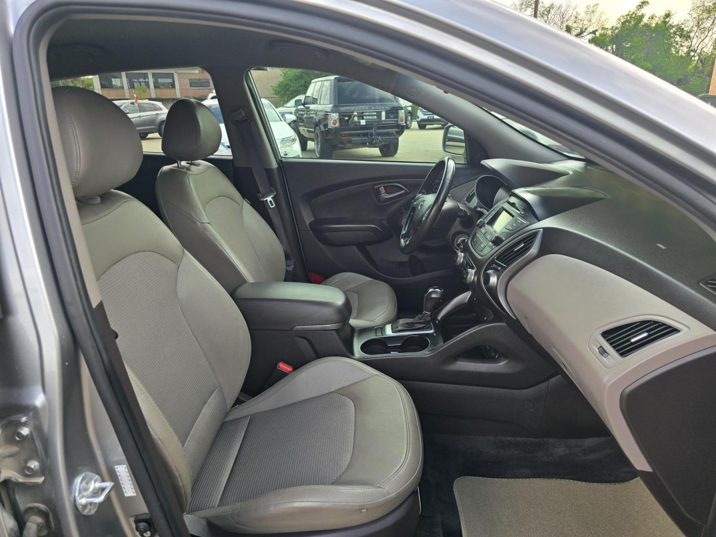 2015 GRAY Hyundai Tucson GLS (KM8JU3AG9FU) with an 2.4L L4 DOHC 16V engine, 6-Speed Automatic transmission, located at 2660 S.Garland Avenue, Garland, TX, 75041, (469) 298-3118, 32.885551, -96.655602 - Photo#19