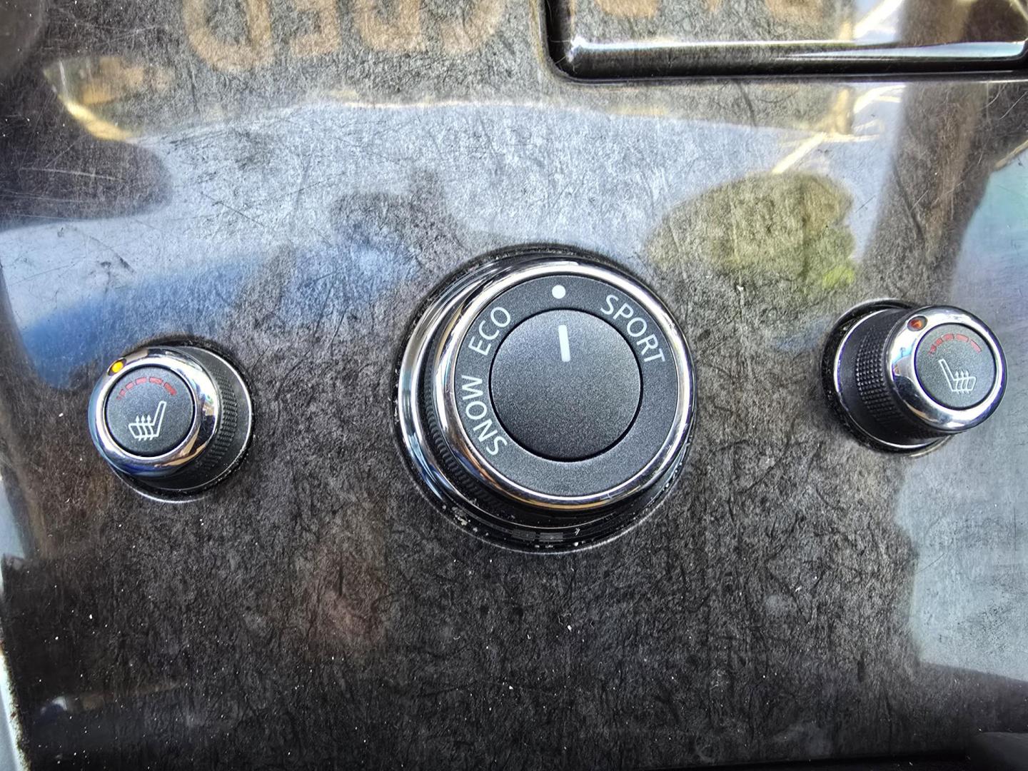 2015 SILVER Infiniti QX60 (5N1AL0MM6FC) with an 3.5L V6 DOHC 24V engine, Continuously Variable Transmission transmission, located at 2660 S.Garland Avenue, Garland, TX, 75041, (469) 298-3118, 32.885551, -96.655602 - Photo#16