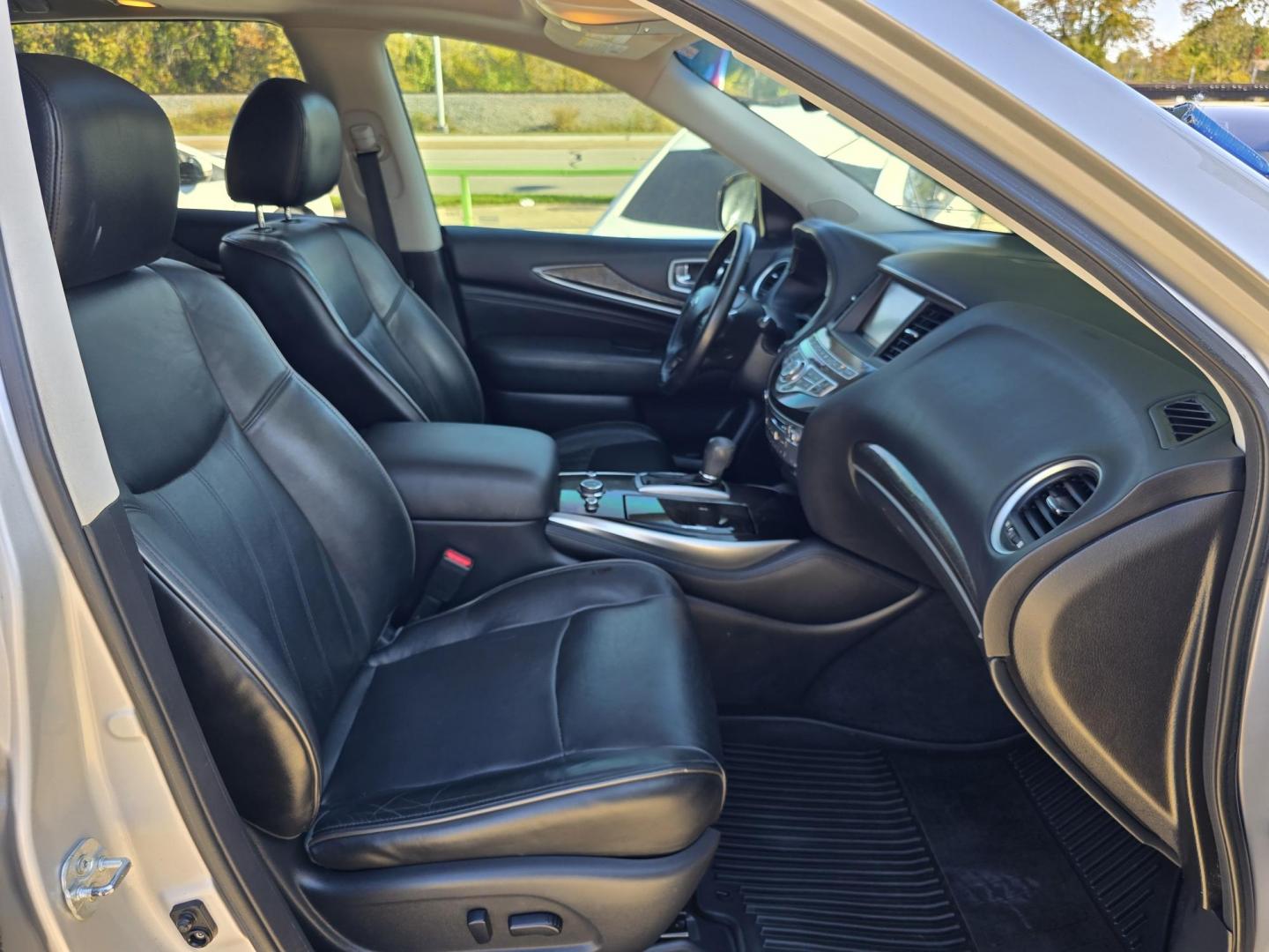 2015 SILVER Infiniti QX60 (5N1AL0MM6FC) with an 3.5L V6 DOHC 24V engine, Continuously Variable Transmission transmission, located at 2660 S.Garland Avenue, Garland, TX, 75041, (469) 298-3118, 32.885551, -96.655602 - Photo#21