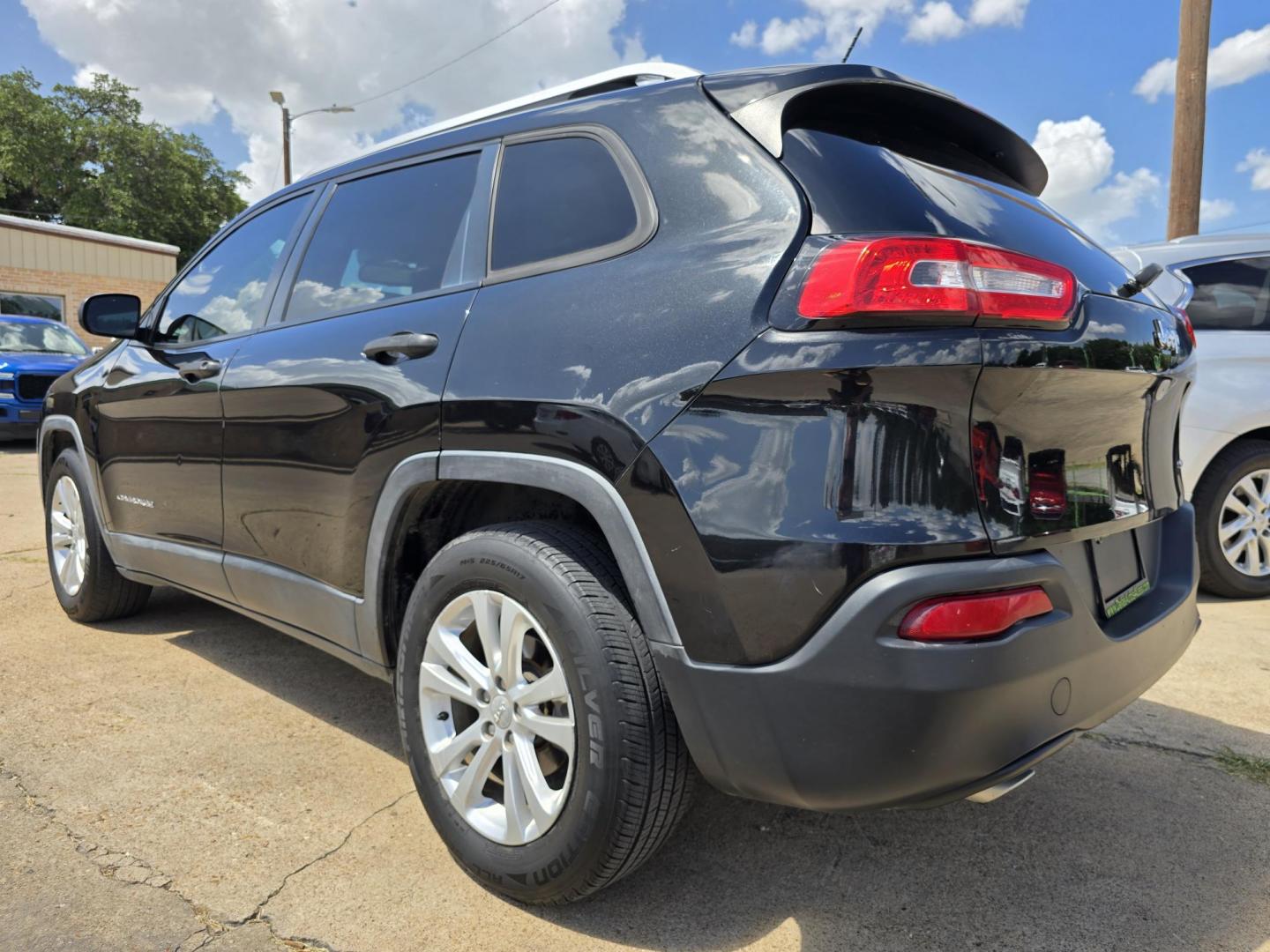 2015 BLUE Jeep Cherokee Sport (1C4PJLABXFW) with an 2.4L L4 DOHC 16V engine, 9-Speed Automatic transmission, located at 2660 S.Garland Avenue, Garland, TX, 75041, (469) 298-3118, 32.885551, -96.655602 - Photo#5