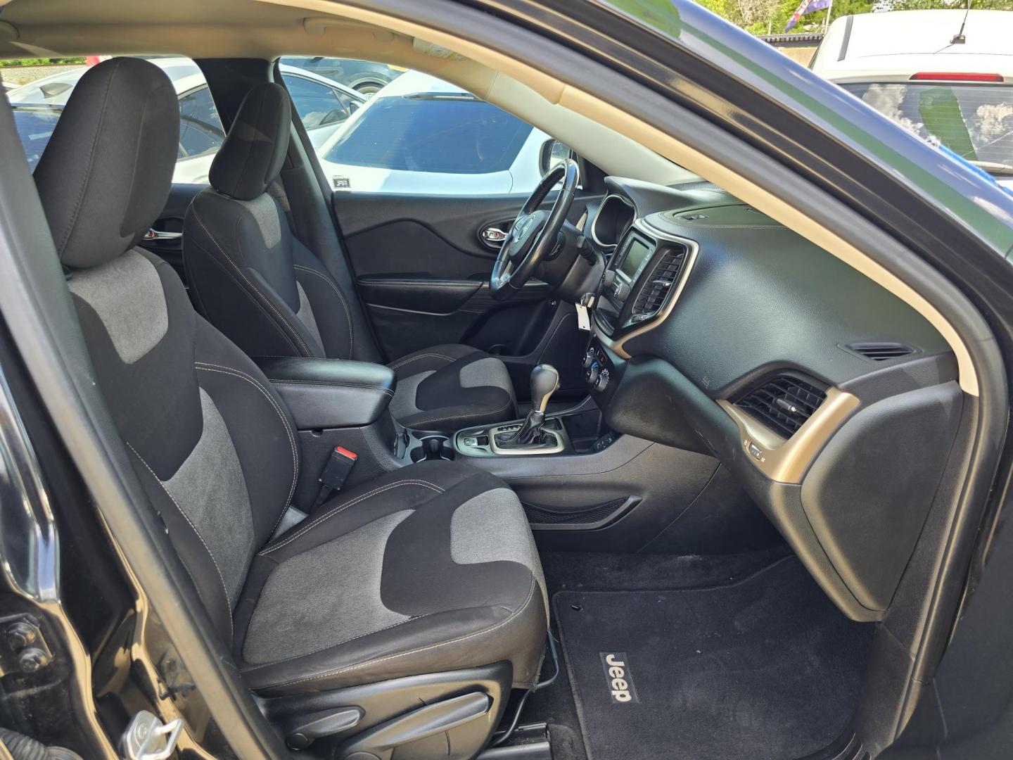 2015 BLUE Jeep Cherokee Sport (1C4PJLABXFW) with an 2.4L L4 DOHC 16V engine, 9-Speed Automatic transmission, located at 2660 S.Garland Avenue, Garland, TX, 75041, (469) 298-3118, 32.885551, -96.655602 - Photo#18