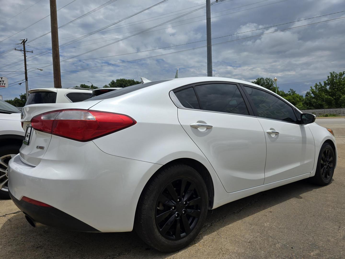 2015 DIAMOND WHITE Kia Forte EX (KNAFX4A86F5) with an 2.0L L4 DOHC 16V engine, 6-Speed Automatic transmission, located at 2660 S.Garland Avenue, Garland, TX, 75041, (469) 298-3118, 32.885551, -96.655602 - Photo#3