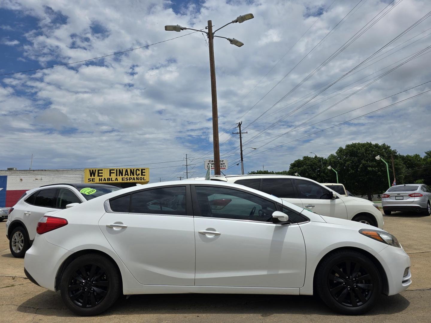 2015 DIAMOND WHITE Kia Forte EX (KNAFX4A86F5) with an 2.0L L4 DOHC 16V engine, 6-Speed Automatic transmission, located at 2660 S.Garland Avenue, Garland, TX, 75041, (469) 298-3118, 32.885551, -96.655602 - Photo#2
