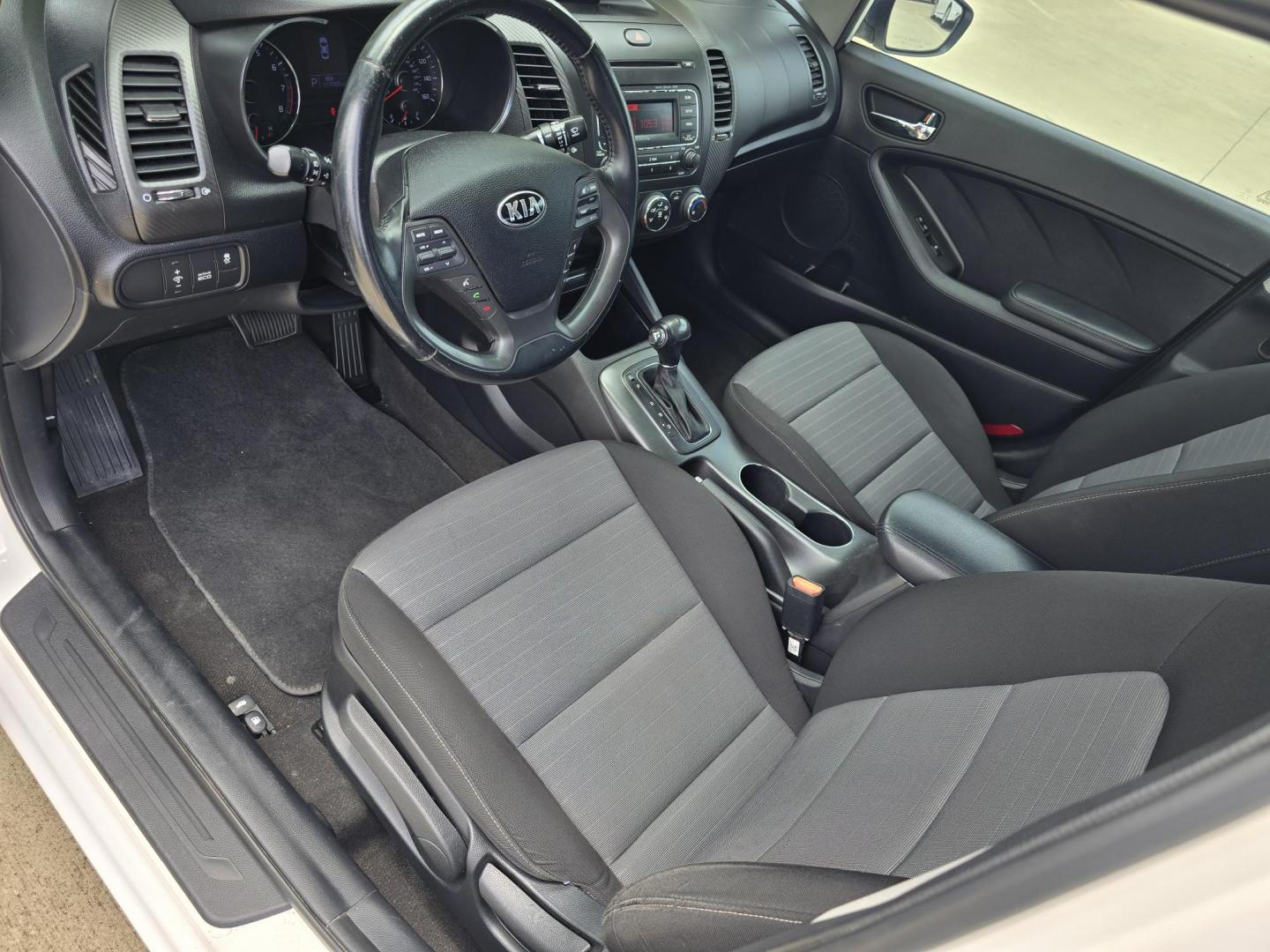 2015 DIAMOND WHITE Kia Forte EX (KNAFX4A86F5) with an 2.0L L4 DOHC 16V engine, 6-Speed Automatic transmission, located at 2660 S.Garland Avenue, Garland, TX, 75041, (469) 298-3118, 32.885551, -96.655602 - Photo#10
