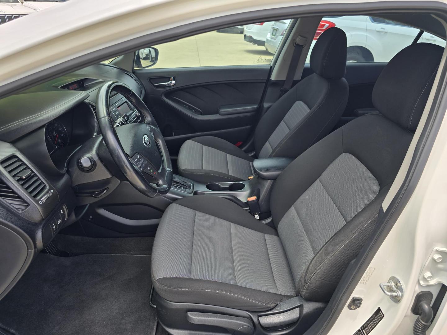 2015 DIAMOND WHITE Kia Forte EX (KNAFX4A86F5) with an 2.0L L4 DOHC 16V engine, 6-Speed Automatic transmission, located at 2660 S.Garland Avenue, Garland, TX, 75041, (469) 298-3118, 32.885551, -96.655602 - Photo#11