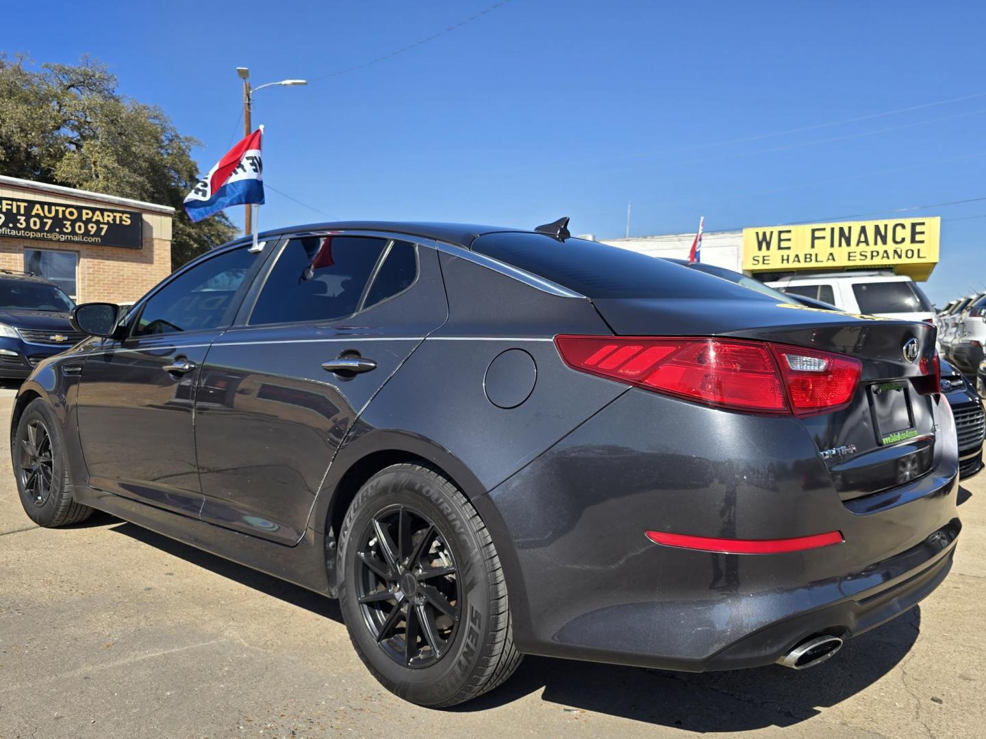 2015 DARK GRAY Kia Optima EX (KNAGM4A72F5) with an 2.4L L4 DOHC 16V engine, 6-Speed Automatic transmission, located at 2660 S.Garland Avenue, Garland, TX, 75041, (469) 298-3118, 32.885551, -96.655602 - Welcome to DallasAutos4Less, one of the Premier BUY HERE PAY HERE Dealers in the North Dallas Area. We specialize in financing to people with NO CREDIT or BAD CREDIT. We need proof of income, proof of residence, and a ID. Come buy your new car from us today!! This is a Very clean 2015 KIA OPTIMA - Photo#5