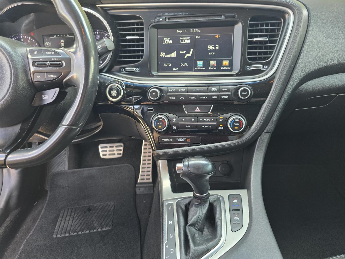 2015 GRAY Kia Optima SX Turbo (5XXGR4A65FG) with an 2.0L L4 DOHC 16V TURBO engine, 6-Speed Automatic transmission, located at 2660 S.Garland Avenue, Garland, TX, 75041, (469) 298-3118, 32.885551, -96.655602 - Photo#16
