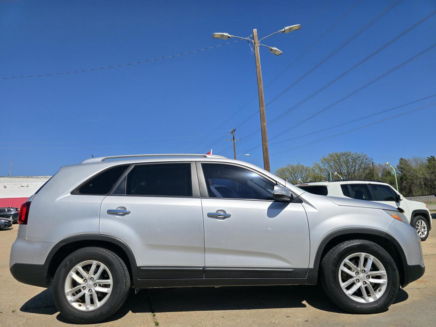 2015 SILVER Kia Sorento LX (5XYKT4A67FG) with an 2.4L L4 DOHC 16V engine, 6-Speed Automatic transmission, located at 2660 S.Garland Avenue, Garland, TX, 75041, (469) 298-3118, 32.885551, -96.655602 - BRAND NEW ENGINE FROM KIA! 3YR KIA WARRANTY! - Photo#2