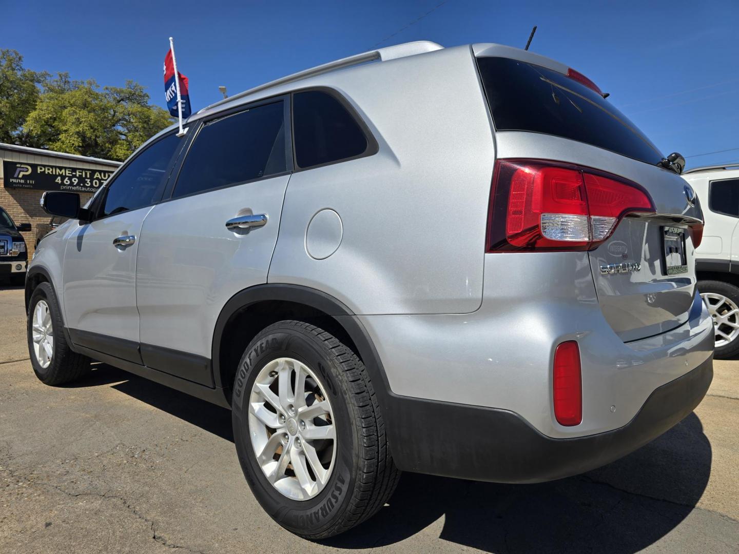 2015 SILVER Kia Sorento LX (5XYKT4A67FG) with an 2.4L L4 DOHC 16V engine, 6-Speed Automatic transmission, located at 2660 S.Garland Avenue, Garland, TX, 75041, (469) 298-3118, 32.885551, -96.655602 - BRAND NEW ENGINE FROM KIA! 3YR KIA WARRANTY! - Photo#5