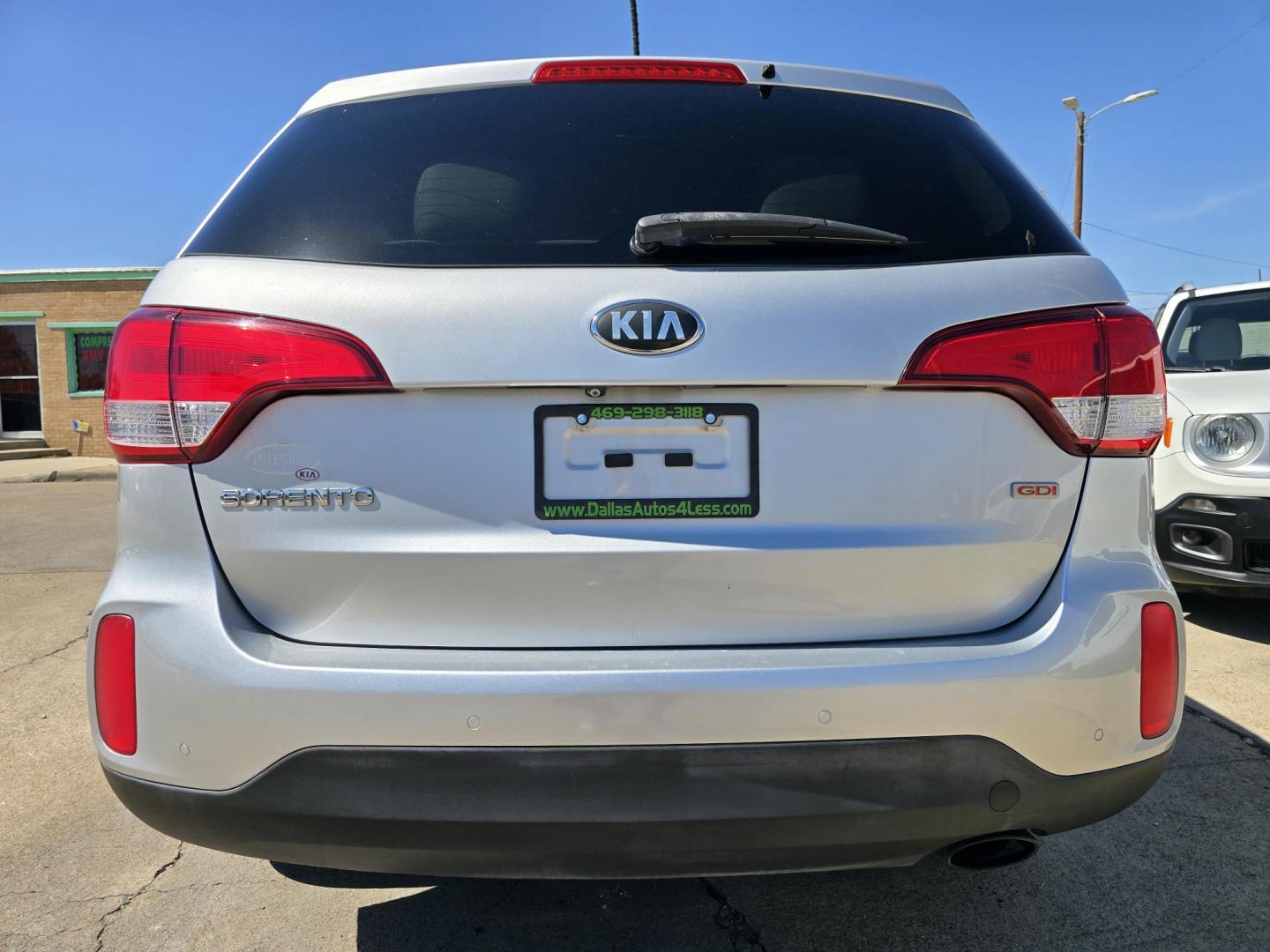 2015 SILVER Kia Sorento LX (5XYKT4A67FG) with an 2.4L L4 DOHC 16V engine, 6-Speed Automatic transmission, located at 2660 S.Garland Avenue, Garland, TX, 75041, (469) 298-3118, 32.885551, -96.655602 - BRAND NEW ENGINE FROM KIA! 3YR KIA WARRANTY! - Photo#4