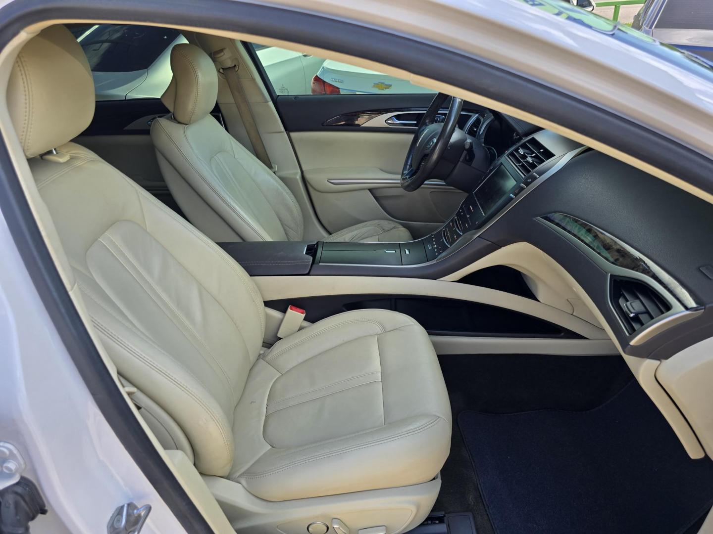 2015 DIAMOND WHITE Lincoln MKZ Hybrid Sedan (3LN6L2LU8FR) with an 2.0L L4 DOHC 16V HYBRID engine, Continuously Variable Transmission transmission, located at 2660 S.Garland Avenue, Garland, TX, 75041, (469) 298-3118, 32.885551, -96.655602 - Photo#18