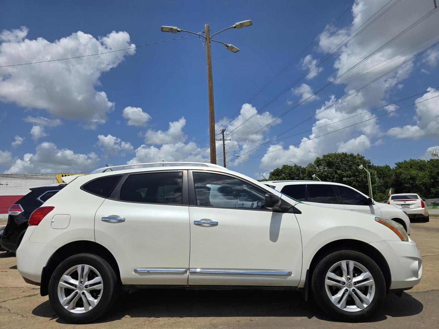 2015 DIAMOND WHITE Nissan Rogue Select Select S (JN8AS5MT3FW) with an 2.5L L4 DOHC 16V engine, Continuously Variable Transmission transmission, located at 2660 S.Garland Avenue, Garland, TX, 75041, (469) 298-3118, 32.885551, -96.655602 - Photo#2