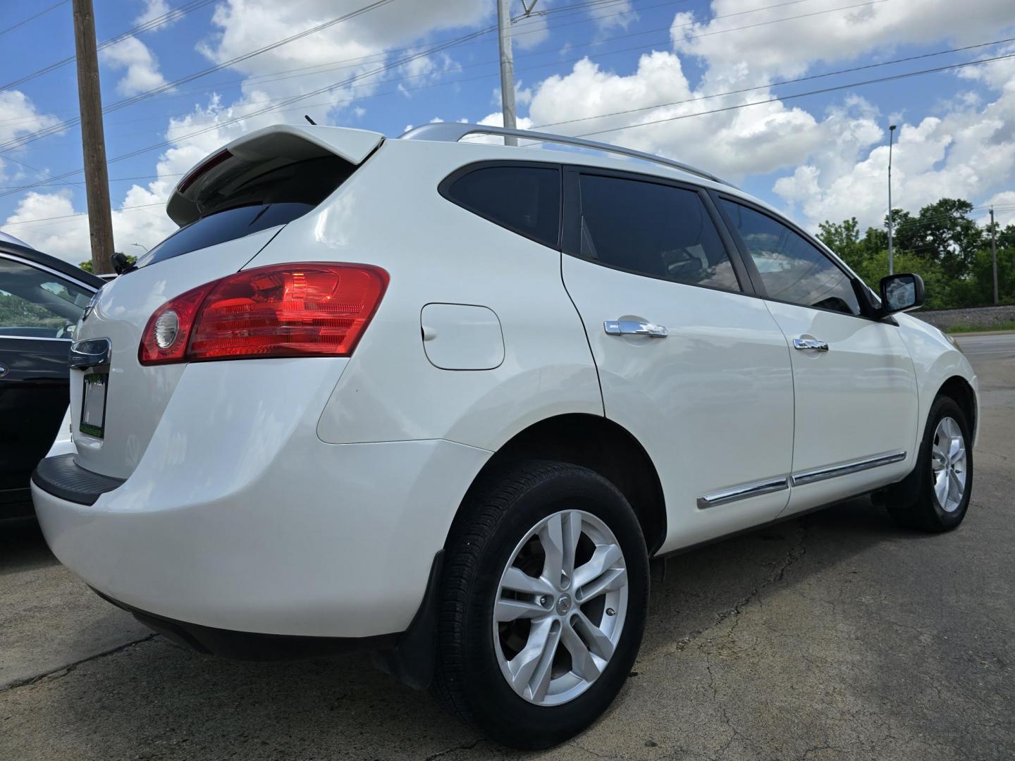 2015 DIAMOND WHITE Nissan Rogue Select Select S (JN8AS5MT3FW) with an 2.5L L4 DOHC 16V engine, Continuously Variable Transmission transmission, located at 2660 S.Garland Avenue, Garland, TX, 75041, (469) 298-3118, 32.885551, -96.655602 - Photo#3