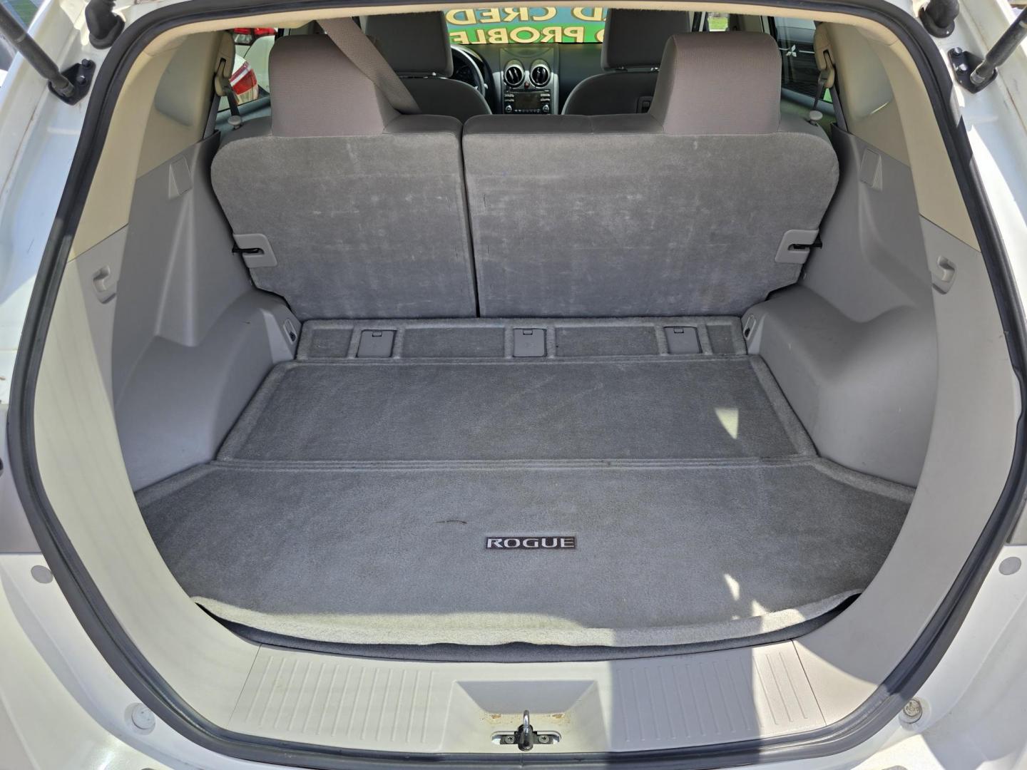 2015 DIAMOND WHITE Nissan Rogue Select Select S (JN8AS5MT3FW) with an 2.5L L4 DOHC 16V engine, Continuously Variable Transmission transmission, located at 2660 S.Garland Avenue, Garland, TX, 75041, (469) 298-3118, 32.885551, -96.655602 - Photo#16