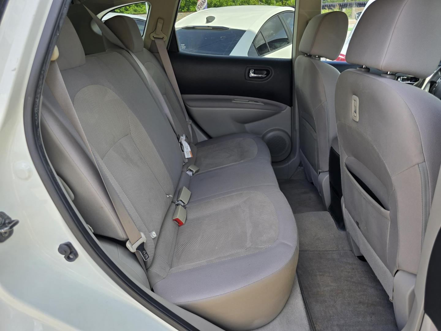 2015 DIAMOND WHITE Nissan Rogue Select Select S (JN8AS5MT3FW) with an 2.5L L4 DOHC 16V engine, Continuously Variable Transmission transmission, located at 2660 S.Garland Avenue, Garland, TX, 75041, (469) 298-3118, 32.885551, -96.655602 - Photo#17