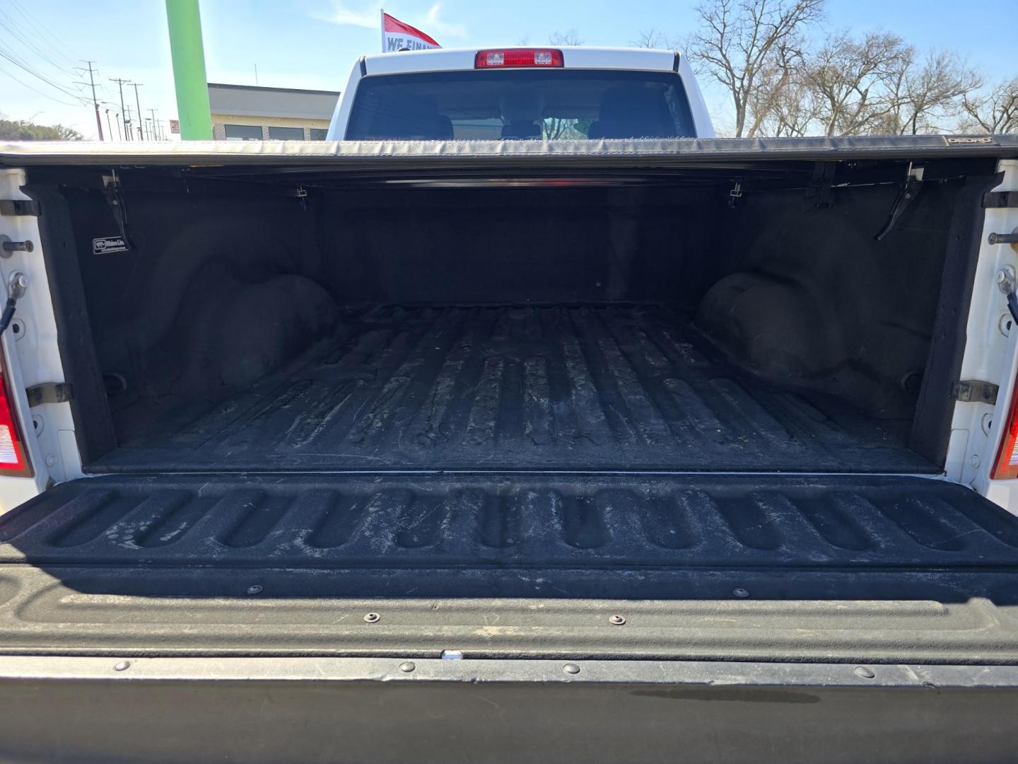 2015 WHITE RAM 1500 Tradesman Quad Cab (1C6RR6FT4FS) with an 5.7L V8 OHV 16V engine, 6-Speed Automatic transmission, located at 2660 S.Garland Avenue, Garland, TX, 75041, (469) 298-3118, 32.885551, -96.655602 - Photo#6