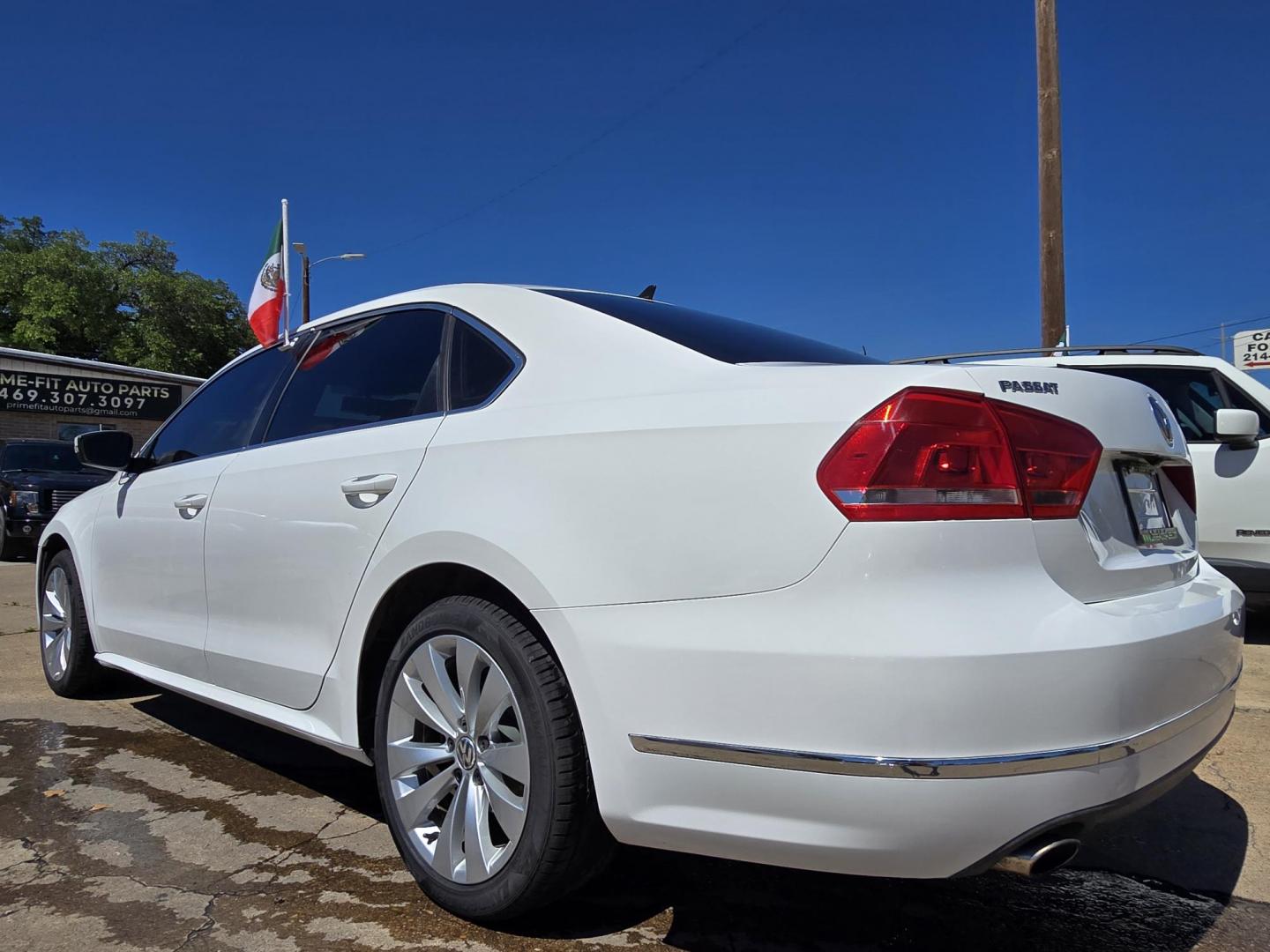 2015 WHITE Volkswagen Passat SE (1VWBT7A30FC) , 6-Speed Automatic transmission, located at 2660 S.Garland Avenue, Garland, TX, 75041, (469) 298-3118, 32.885551, -96.655602 - Photo#5