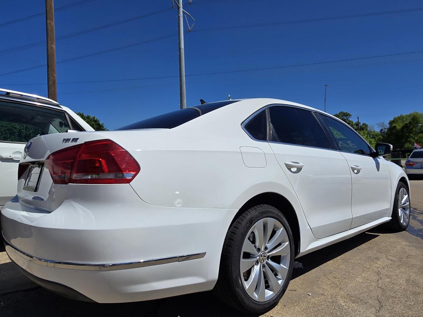 2015 WHITE Volkswagen Passat SE (1VWBT7A30FC) , 6-Speed Automatic transmission, located at 2660 S.Garland Avenue, Garland, TX, 75041, (469) 298-3118, 32.885551, -96.655602 - Photo#3