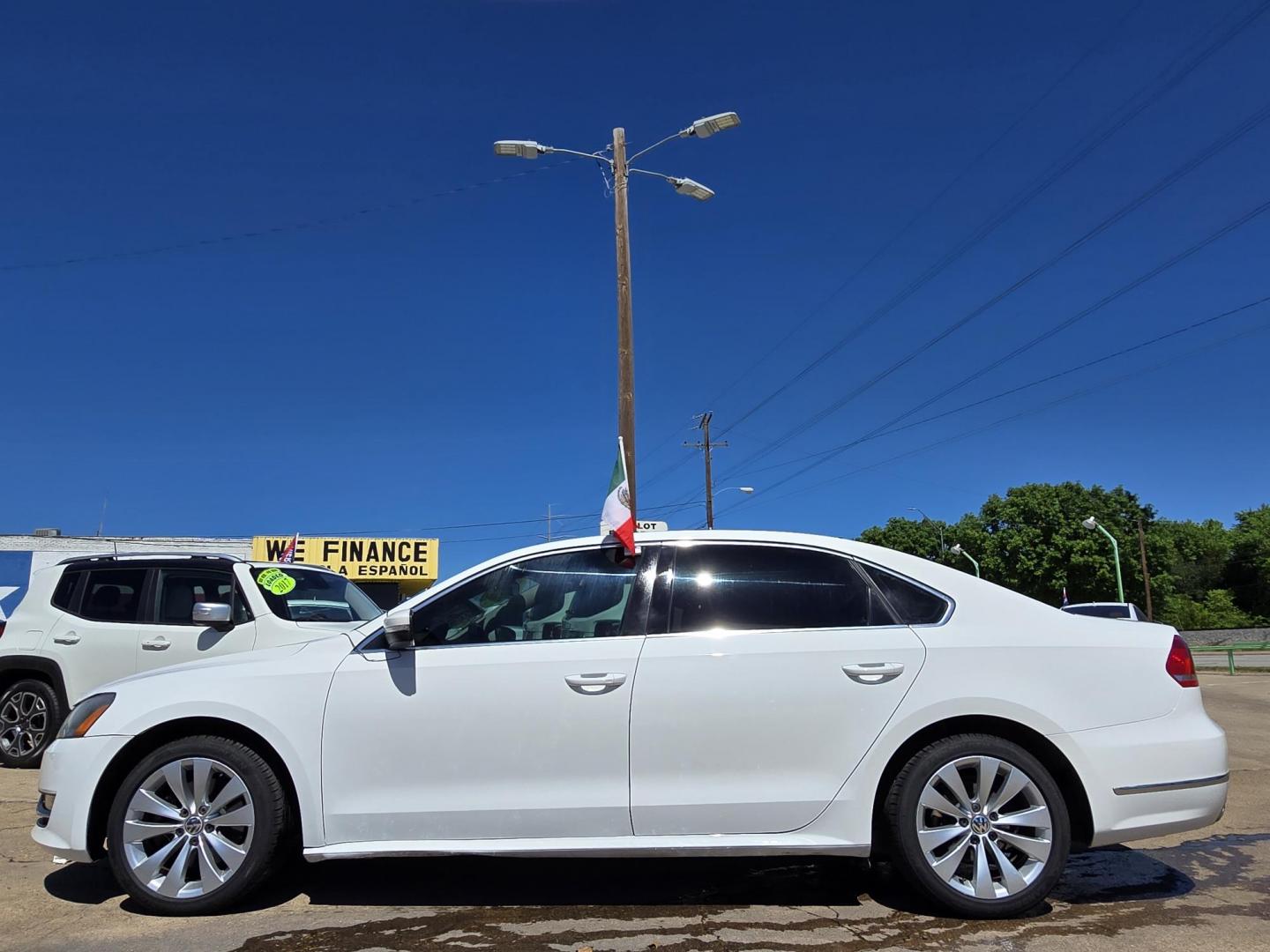 2015 WHITE Volkswagen Passat SE (1VWBT7A30FC) , 6-Speed Automatic transmission, located at 2660 S.Garland Avenue, Garland, TX, 75041, (469) 298-3118, 32.885551, -96.655602 - Photo#6