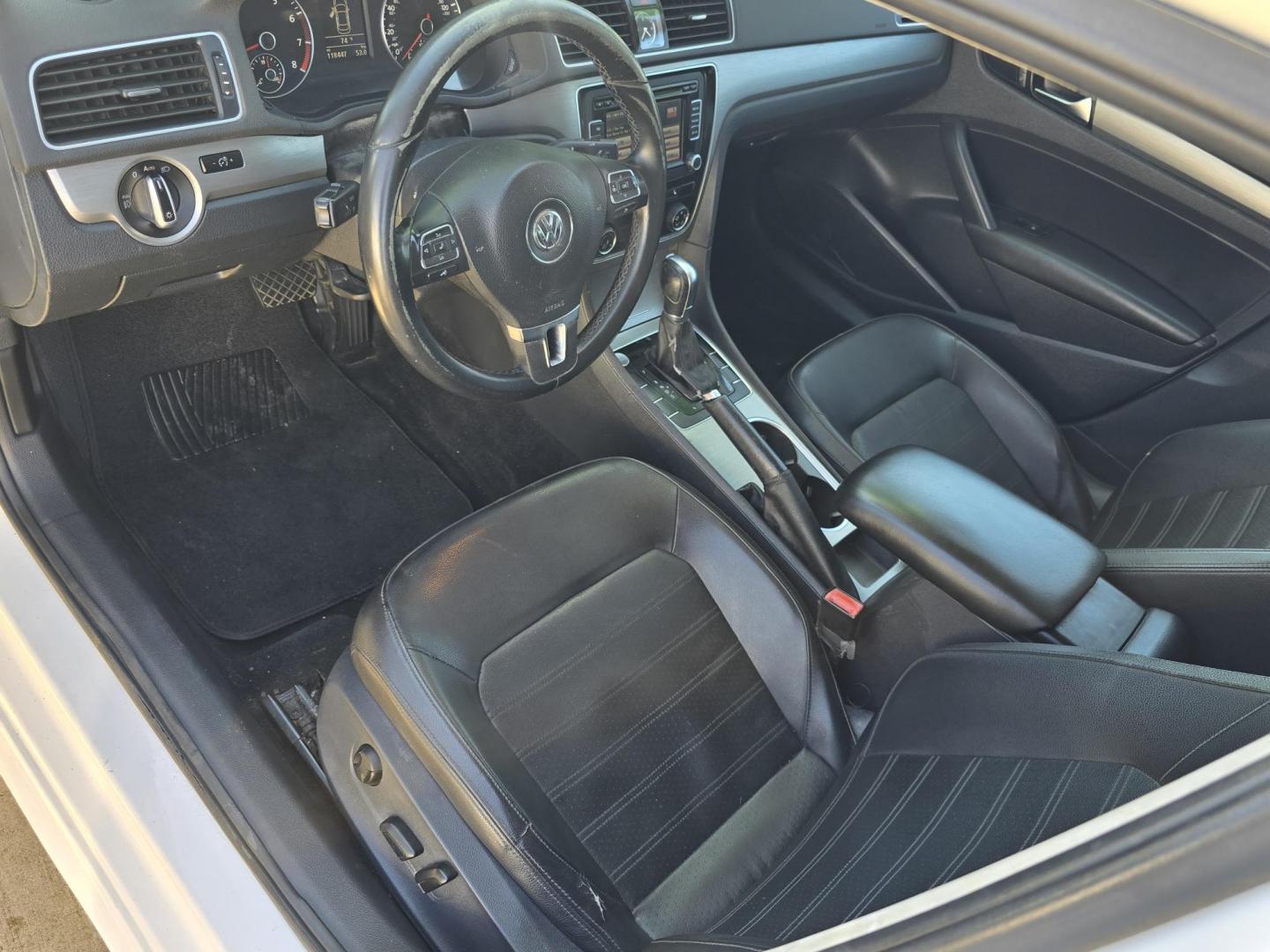 2015 WHITE Volkswagen Passat SE (1VWBT7A30FC) , 6-Speed Automatic transmission, located at 2660 S.Garland Avenue, Garland, TX, 75041, (469) 298-3118, 32.885551, -96.655602 - Photo#10