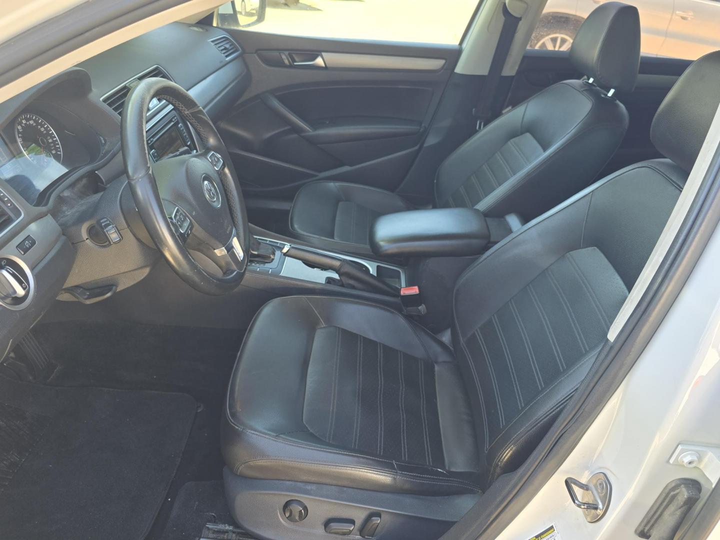 2015 WHITE Volkswagen Passat SE (1VWBT7A30FC) , 6-Speed Automatic transmission, located at 2660 S.Garland Avenue, Garland, TX, 75041, (469) 298-3118, 32.885551, -96.655602 - Photo#11