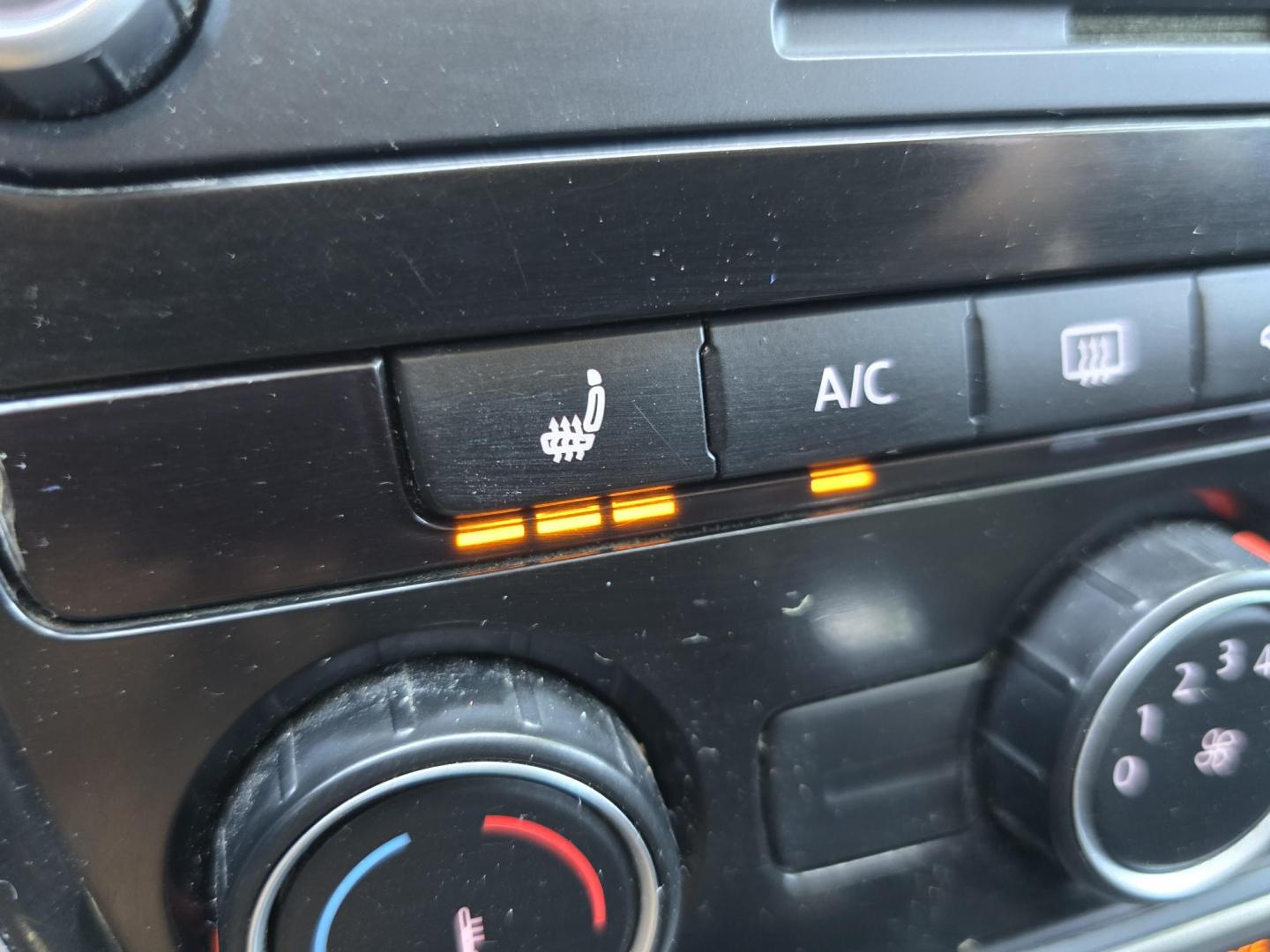 2015 WHITE Volkswagen Passat SE (1VWBT7A30FC) , 6-Speed Automatic transmission, located at 2660 S.Garland Avenue, Garland, TX, 75041, (469) 298-3118, 32.885551, -96.655602 - Photo#16