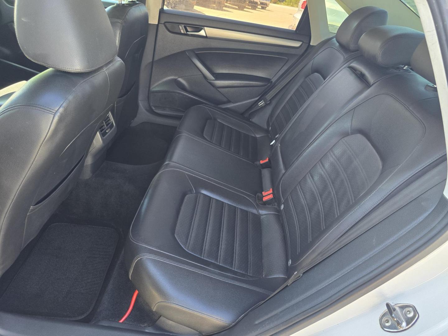 2015 WHITE Volkswagen Passat SE (1VWBT7A30FC) , 6-Speed Automatic transmission, located at 2660 S.Garland Avenue, Garland, TX, 75041, (469) 298-3118, 32.885551, -96.655602 - Photo#18