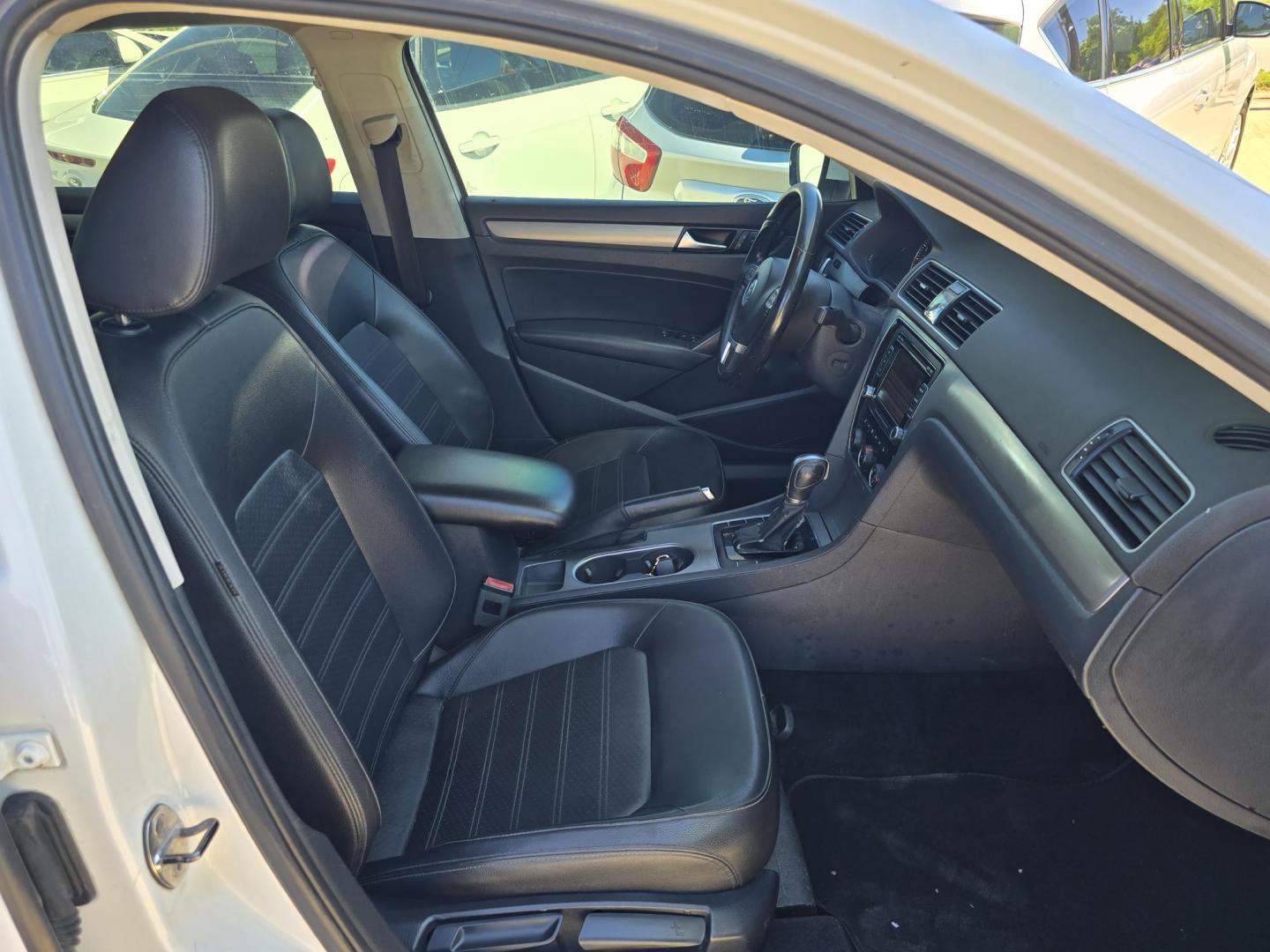 2015 WHITE Volkswagen Passat SE (1VWBT7A30FC) , 6-Speed Automatic transmission, located at 2660 S.Garland Avenue, Garland, TX, 75041, (469) 298-3118, 32.885551, -96.655602 - Photo#20